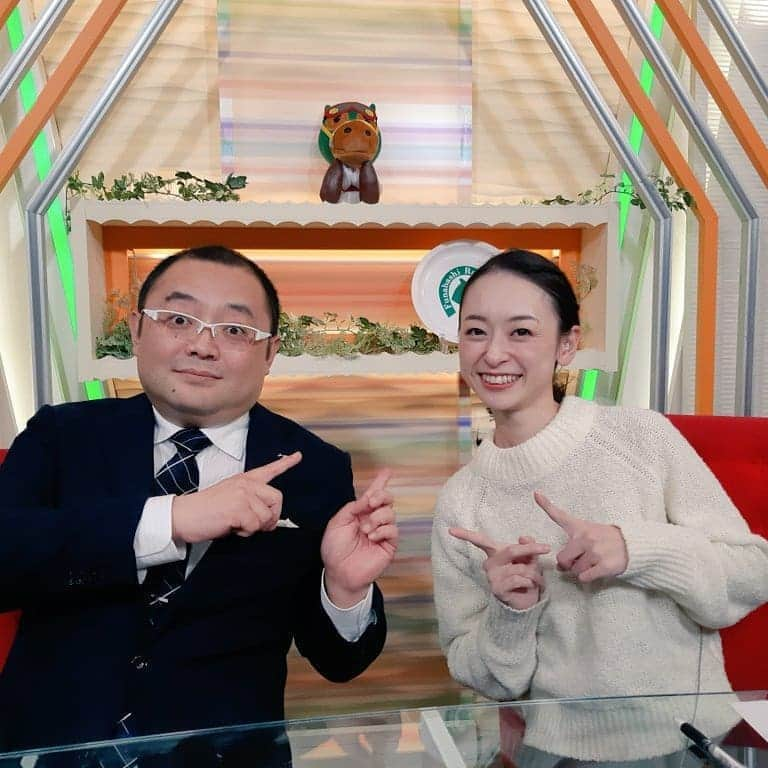 瞳ゆゆさんのインスタグラム写真 - (瞳ゆゆInstagram)「船橋競馬の後半キャスターでした🐴🥕 解説は、ケイシュウNEWSの八重樫さん。 かなりお久しぶりです！  今開催の船橋競馬は傾向を捉えるのが難しいのですが、外からの差しが決まっていますね。  明日は重賞｢平和賞｣！ 注目どころが沢山で困る💦  #船橋競馬場 #千葉テレビ #チバテレ #競馬 #平和賞 #キャスター #宝塚og #アナウンサー #瞳ゆゆ」10月29日 21時58分 - yuyu_hitomi