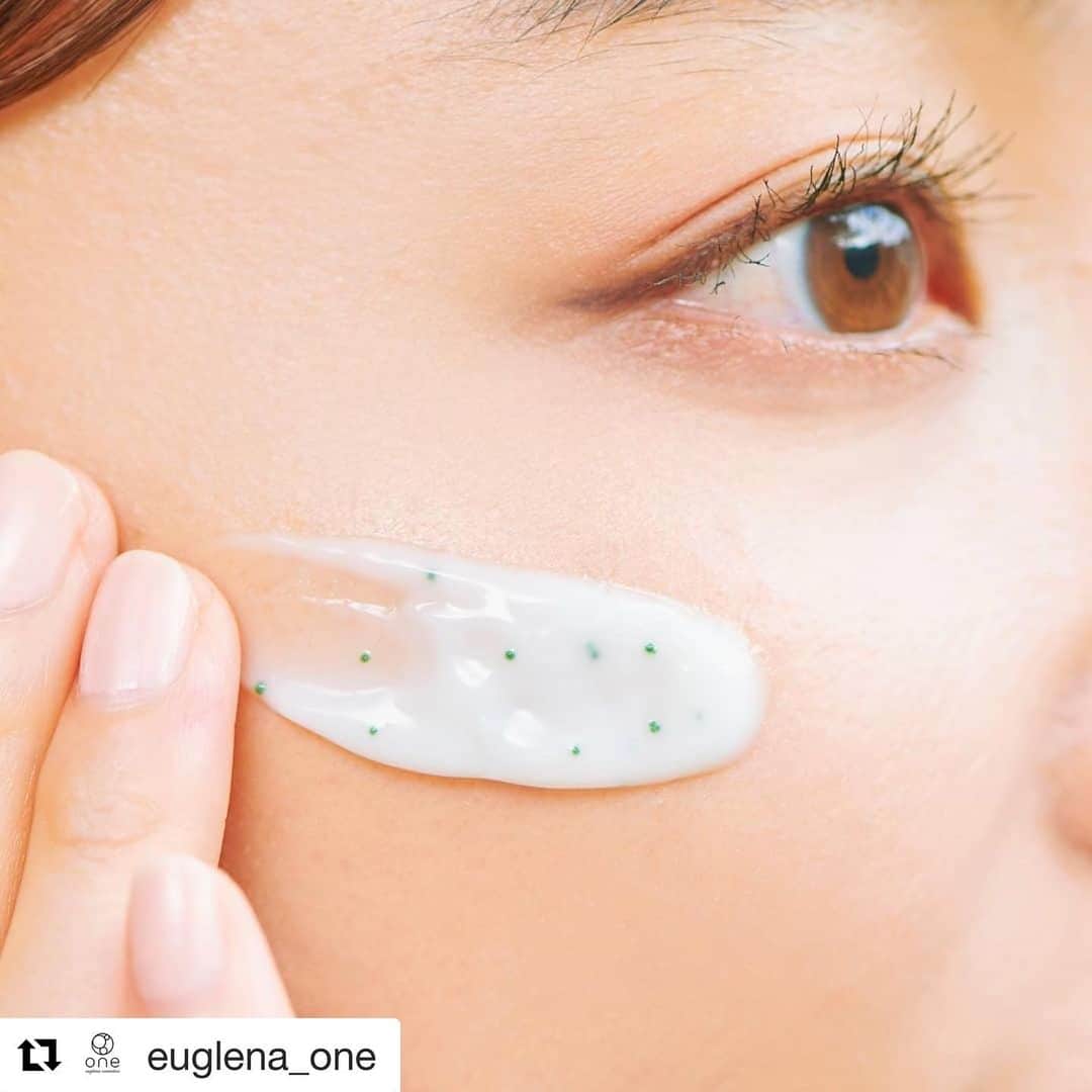 葉月祥子のインスタグラム：「Beautyの撮影は、パーツのドアップも多いので気が抜けないこの頃👀✨お手入れ頑張らなくちゃ😊📸﻿ ﻿ ﻿ 皆様、寒くなってきましたので、風邪ひかないように お身体御自愛下さい🧚‍♀️✨﻿ ﻿ ﻿ 心も 身体も、潤いをたっぷりと🐳✨😊💕﻿ ﻿ ﻿ 自分を丁寧に愛すれば、肌も変わるのだ😊💕﻿ ﻿ ﻿ モデルさせて頂いている ユーグレナONEさんの広告をRepost🌿✨﻿ #Repost @euglena_one with @get_repost﻿ ・・・﻿ ﻿ #ユーグレナone #ユーグレナ#euglena#乾燥対策#乾燥肌#オールインワンクリーム#オールインワンジェル#スキンケア#保湿#保湿ケア#スキンケア用品#冬コスメ#美肌ケア#朝ケア#ホームケア#風邪予防#美肌#保湿美容#綺麗になる#うるおいケア#透明肌#ツヤ肌 ﻿ ﻿ #model #スペースクラフト #葉月祥子」