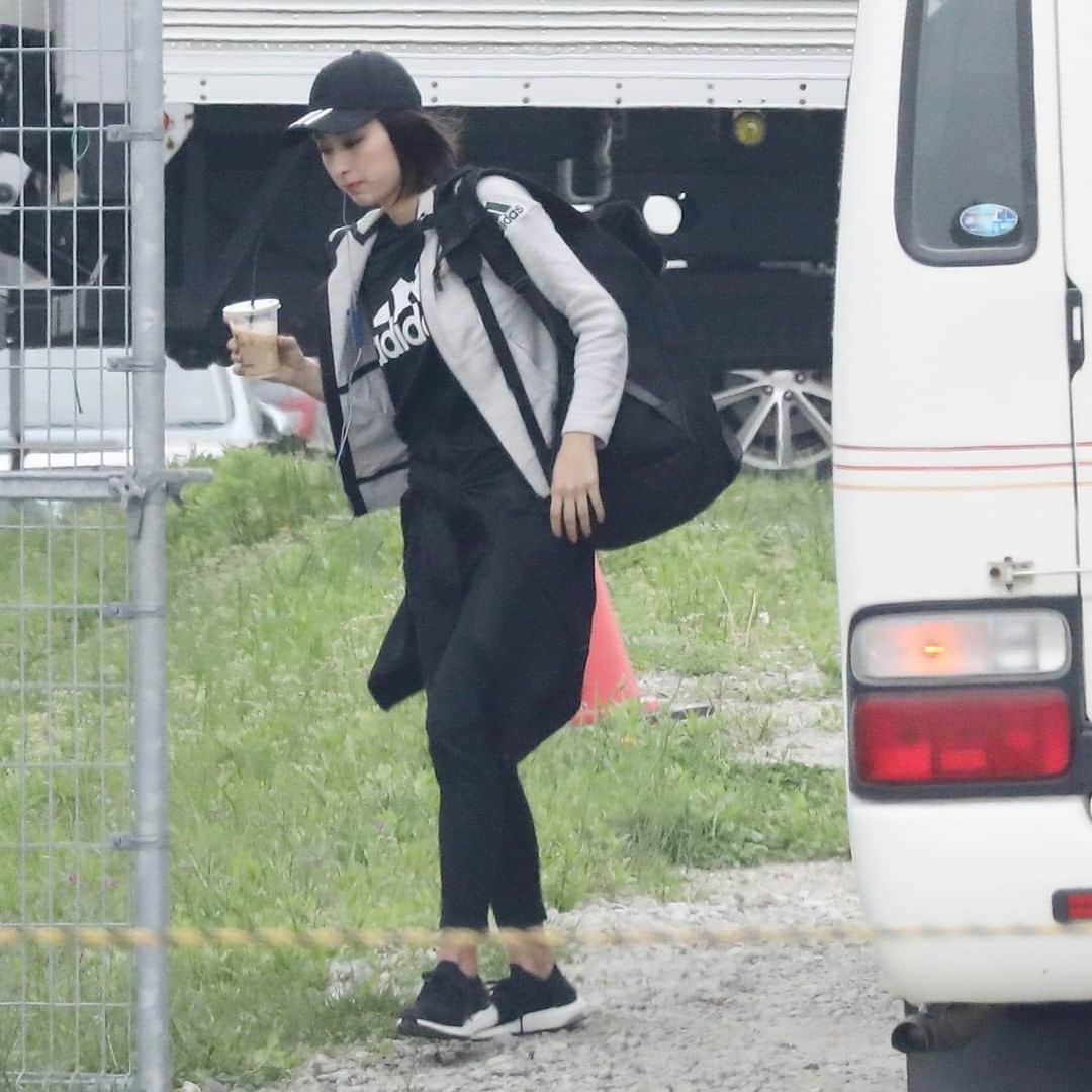 のインスタグラム：「【浅田舞 ワンオクTakaと破局「もう付き合えない」と涙で決断】 「Takaさんは相変わらず店に来ていますが、一緒によく連れていた浅田さんは最近まったく見なくなりました」（Takaが行きつけの都内の会員制バーの常連客） いわゆる“文春砲”で昨春から交際が報じられていた浅田舞（31）とワンオクことONE OK ROCKのTaka（31）。今年2月にはワンオクの北米ツアーに舞が同行していた姿がキャッチされ、一部では結婚も近いと報じられていた。だが、2人の共通の知人は本誌にこう語る。 「実は、3カ月前に2人は別れてしまったんです。舞ちゃんはTakaくんの友達からも評判がよかったんですけどね。気がきくし、彼のことを立てますし。私も“2人はこのまま結婚するのかなぁ”とまで思っていたんですが……」 いったい2人に何があったのか。 ※詳細はプロフィールのリンクからWEB女性自身へ スクープダイジェストをストーリーで公開中！  #浅田舞 #ONEOKROCK #ワンオク #ワンオクロック #taka #ワンオクtaka #破局 #結婚目前 #交友関係 #人生の決断 # #女性自身 #いいね #フォロー」