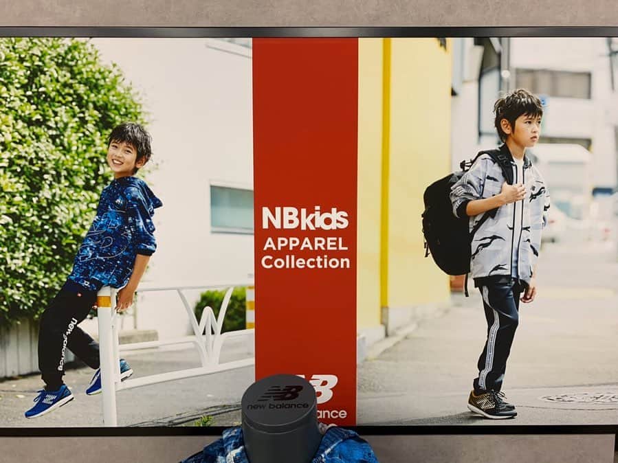 木庭弥生のインスタグラム：「@nblifestyle_jp  @new_balance_japan  札幌のスポーツショップに展示されているようです👟  私もまだ実物見ていないので都内で見かけたら教えてくださいませ！👀 #newbalance #kids #kidsmodel」