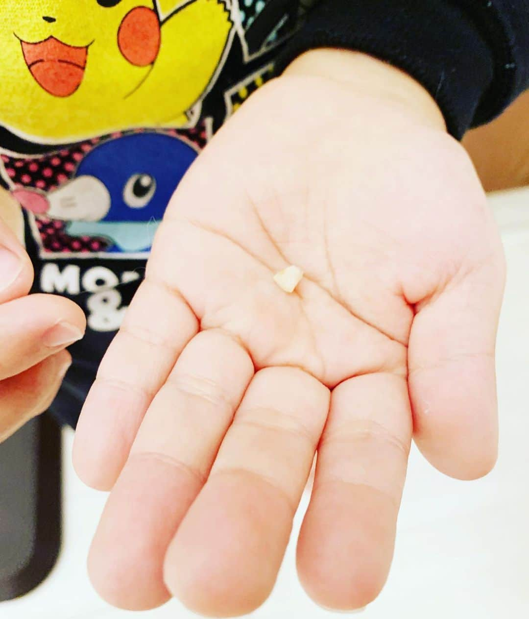 杉浦太陽さんのインスタグラム写真 - (杉浦太陽Instagram)「ソラ！初めて歯の生えかわり🦷  グラグラしてから、 「自然に抜けるのを待つ！」 っと、言ってから一日で抜けたね！！ 「やったー！！」 嬉しそうだ^_^おめでとう！  @ #ソラ #我が家のリアクション王 #それはそれは嬉しそう #歯の生えかわり #おめでとう」10月29日 22時02分 - sugiurataiyou_official