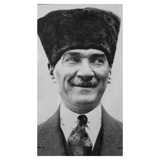 ナズ・アイデミルのインスタグラム：「29 Ekim Cumhuriyet Bayramımız Kutlu Olsun! başta  Ulu Önder Mustafa Kemal Atatürk’ü,silah arkadaşlarını ve bağımsızlık mücadelesinin tüm kahramanlarını saygı, sevgi ve minnetle anıyoruz🇹🇷」