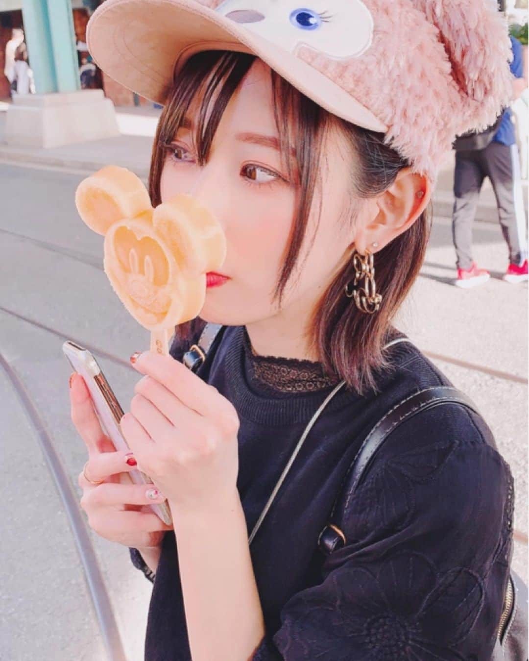 井坂仁美さんのインスタグラム写真 - (井坂仁美Instagram)「♡ アイスキャンディー🍨 アンク思い出す( ˙༥˙ ) ¨̮ 厚着してったけど、この日意外と暖かくてアイス食べたん♪ ¨̮ #井坂仁美 #hitomiisaka #仮面ライダーGIRLS #kamenridergirls #KRGS #kamenrider #仮面ライダー #ディズニーシー #ハロウィン」10月29日 16時38分 - hitomi_ankh