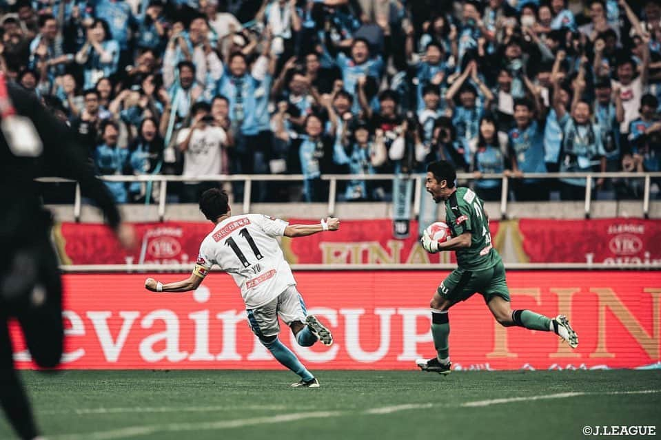 Ｊリーグさんのインスタグラム写真 - (ＪリーグInstagram)「悲願のタイトルを獲得した﻿ 川崎フロンターレ🐬🏆 ﻿ 2019ＪリーグYBCルヴァンカップ﻿決勝の ベストショットをお届け📸✨﻿ ﻿ ﻿ #Ｊリーグ #jleague﻿ #ルヴァンカップ﻿ #ルヴァンカップ決勝﻿ #これが伝統Ｊリーグ唯一の決勝﻿ ﻿ #川崎フロンターレ﻿ #frontale﻿ #中村憲剛﻿ #鬼木達﻿ #阿部浩之﻿ #新井章太﻿ #小林悠﻿ #マギーニョ﻿ #長谷川竜也﻿ #感動 #涙 #喜び﻿ #おめでとう #congratulations﻿ #bestshot #ベストショット﻿ #niceshot #ナイスショット﻿ #soccer #サッカー #football ﻿ #⚽️ #🐬」10月29日 16時49分 - jleaguejp