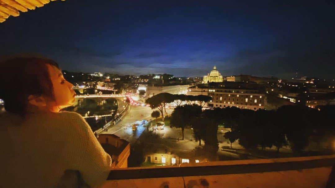 あやなんさんのインスタグラム写真 - (あやなんInstagram)「ローマ2日目の日記！(午後)  サンタンジェロ城へ行きました(∩ˊ꒳​ˋ∩) お城ってすごいなぁ！と思いました。(語彙力)  歩き疲れてお腹空きすぎて不機嫌な子どものようにお城を昇りました。うーくんが荷物を全部もってくれて手を引いてくれました。  ありがとう。 ちゃんちゃん( ˘꒳​˘ )  #ローマ#サンタンジェロ城#イタリア旅行」10月29日 16時44分 - ayachan_0619
