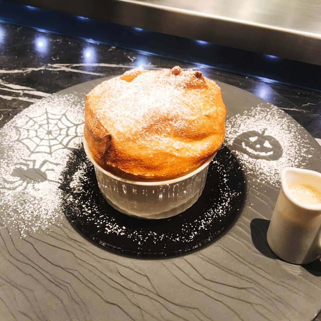 のインスタグラム：「2019.10 #さくにゃんのカフェたいむ♪ #2019年のさくにゃんのハロウィンは。。。♡ #東京ミッドタウン #トシヨロイヅカ #ハロウィン #限定メニュー #アクリルなさくにゃんと♪ #マネージャーさんと一緒に♪ #スフレ♡ #なんとヨロイヅカシェフがいらっしゃいました☆ #くじでお菓子も当たったよ♪ #嬉しい♡ #声優 #さくらClub #にゃんスタグラム #野川さくら #さくにゃん #野川さくらのチョコレートたいむ #野川さくらのチョコレートたいむ第32回目」