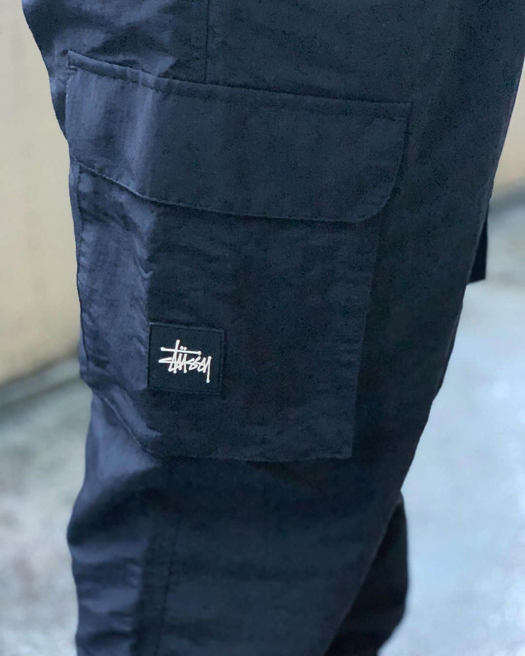 GROW AROUNDさんのインスタグラム写真 - (GROW AROUNDInstagram)「#growaroundnewarrivals  STUSSY🍂 UTILITY CARGO PANTS ウェストにはベルトを内蔵してあり、サイドにポケットが付いたユーティリティ仕様になっています。 裾にはドローコードが付いていて調整できます。 #stussy」10月29日 16時45分 - growaround