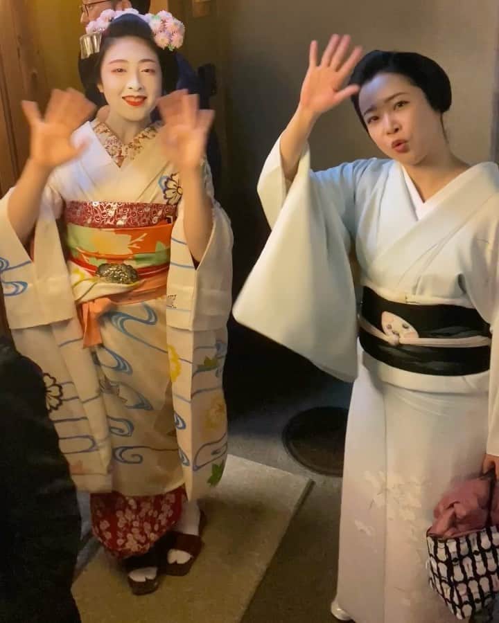 東京DANDYのインスタグラム：「Bye for now Kyoto #maiko #geisha heading home to #東京」