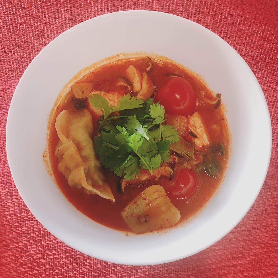 忍野さらさんのインスタグラム写真 - (忍野さらInstagram)「薬膳スープを煮込んで マーラータンを作った！麺は春雨 #おしのごはん」10月29日 16時51分 - oshinosara