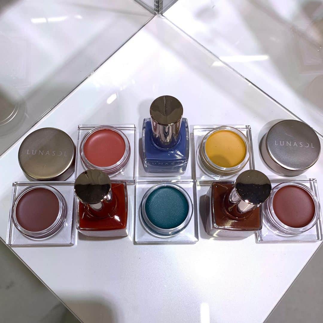 美的 Biteki's official Instagram! さんのインスタグラム写真 - (美的 Biteki's official Instagram! Instagram)「【速報】🌙ルナソルの春新色🌙 LUNASOLの2020 SPRINGは、“DISCORD”をテーマに春らしくもモダンな色が個性を引き立ててくれるコレクション💐マットな質感のなかにしっとりとした潤いを感じられるアイテムが揃っています。  まずは大注目の4色セットアイシャドウ＆単色アイシャドウをご紹介！ . 💚ルナソル アイカラーレーション（写真1枚目、新色3種、￥6,200税抜） 遊び心のある大胆なコントラストが楽しめる4色セットのアイシャドウ。 一見難易度高めな華やかなカラーも、透けるようなフュージングブラウンと重ね合わせると自然とまぶたに溶け込み、奥深い目元が生まれます。  04 Terracotta Roof （写真1枚目左、写真3枚目） オレンジとグリーンのコントラストが美しく、日差しにも良く映えるテラコッタルーフ  05 Serene Night（写真1枚目中央、左写真4枚目）  スタイリッシュなイエローとブルーが目を惹くセレーンナイト  06 Breeze Lilac（写真1枚目右、写真5枚目） ピンクとラベンダーがセンシュアルな雰囲気を醸し出すブリーズライラック . 💚ルナソル グラムウィンク フロスト（写真2枚目、全5色、￥3,200税抜） オイルベースの湿度感をまとったアイシャドウ。 マットなのにしっとりとした仕上がりで、目元にふんわりと柔らかいツヤ感を演出できます。  01 Cameo Pink （写真2枚目左上、写真6枚目） アンティーク調の優しげなカメオピンク  02 Mauve Brown（写真2枚目左下、写真6枚目） シックで女性らしい深みのあるモーブブラウン  03 Mimosa Yellow（写真2枚目右上、写真6枚目） あたたかい日差しのようなミモザイエロー  04 Copper Rust （写真2枚目右下、写真6枚目） 鮮やかなブラウンで深みのある目元をつくるカッパーラスト  05 Beryl Green（写真2枚目中央、写真6枚目） 凛々しくモダンなムードを演出するベリルグリーン  ルナソルの春新色は2020年1月10日より発売スタート🌷お楽しみに♪  #ルナソル#Lunasol #春新色#新作コスメ#春コスメ#スプリングコレクション#アイシャドウ#アイメイク#アイカラーレーション#グラムウィンクフロスト#ルナソルアイシャドウ  #コスメ#化粧品#美容#biteki #美的#bitekicom」10月29日 16時55分 - bitekicom