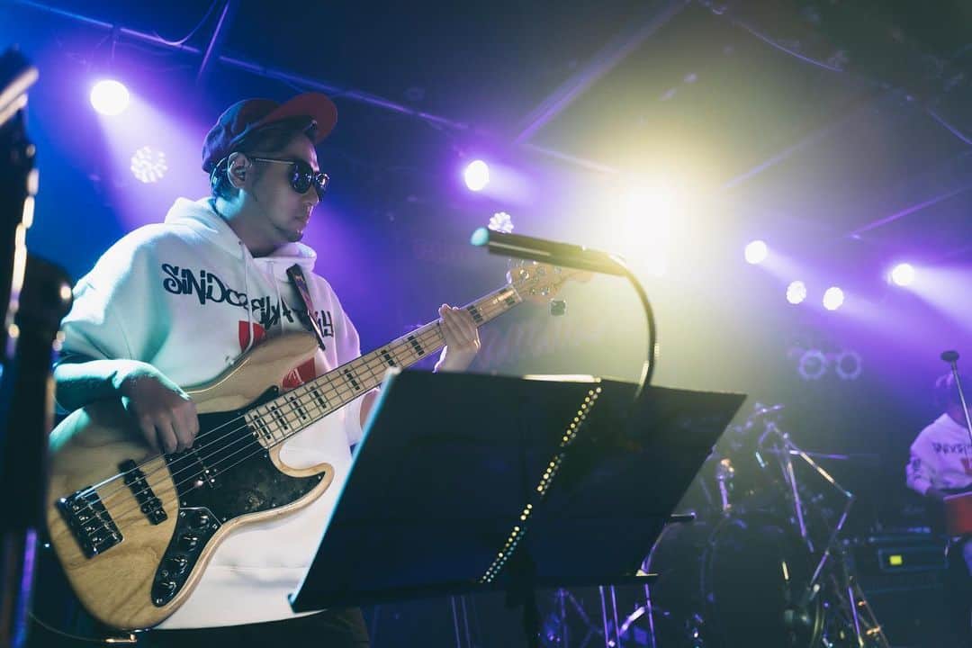 のインスタグラム：「今回のツアーの相棒はFenderやで。 . #fender #fenderamericanelitejazzbass #bass #bassguitar #5stringbass #bassplayers #譜面灯は持参です #めっちゃ明るいやつ #サングラスキャラの難点 #二重アゴ #二重アゴのある生活」