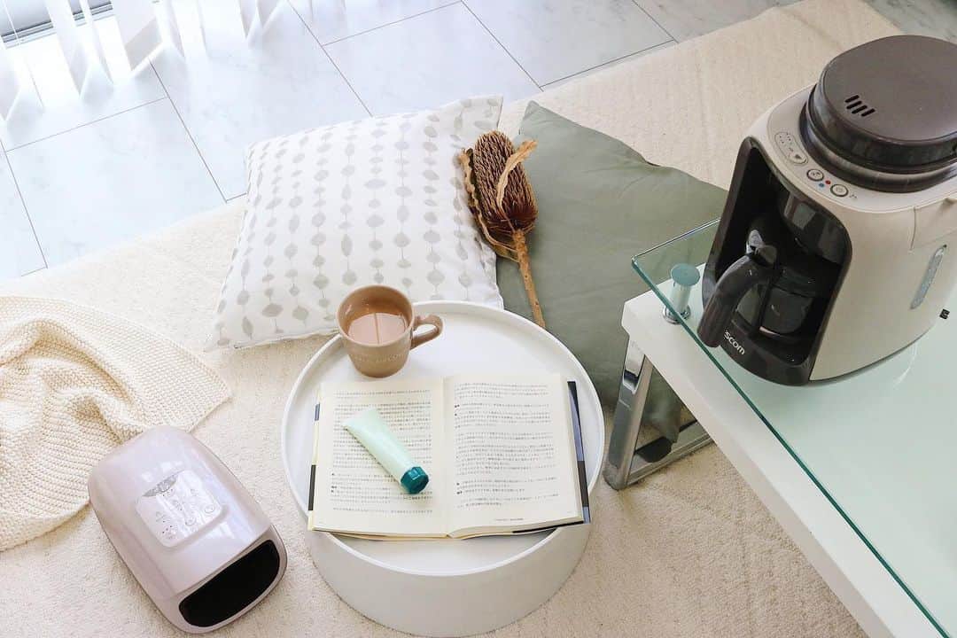 TESCOM テスコムのインスタグラム：「⠀ 読書の秋ですね♡⠀ 実は手のひらは血液やリンパが滞りやすい部位。⠀ リンパの流れが良くなり老廃物が流れていくと、くすみが減って肌がキレイになります。⠀ 手のシワや乾燥といった年齢による悩みも、手のマッサージで血流を良くすることで改善が期待できるそうですよ😃⠀ ⠀ 美味しいコーヒーとハンドケアリフレで癒されながら、この秋に気になっていた本を読んで一息してみませんか？⠀ ⠀ - - - - - - - - - - - - - - - - - - - - - - - - -⠀ ●商品名：全自動コーヒーメーカー⠀ ●品番　：TCM501⠀ ●カラー：コンフォートベージュ⠀ ⠀ ●商品名：ハンドケアリフレ⠀ ●品番　：TRH10⠀ ●カラー：ホワイト⠀ - - - - - - - - - - - - - - - - - - - - - - - - -⠀ ⠀ みなさんのコーヒーのお供は何ですか？⠀ #TESCOM で教えて下さい💖⠀」