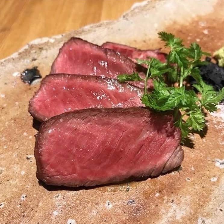 のインスタグラム：「この絶妙な焼き加減のお肉もコースの一品です❥ 本日もお待ちしております！ . . . #肉  #cassiwa #カッシーワ #大阪 #大阪肉 #焼き鳥 #大阪ワイン #大阪グルメ #梅田グルメ #かっぱ横丁 #大阪女子会 #大阪焼き鳥 #大阪日本酒 #つくね #料理写真 #料理 #食べ歩き #美味しい #foodie #foodstagram #instagood #食べログ #グルメ好きな人と繋がりたい #グルメ #寿司 #梅田ディナー #梅田デート #梅田ごはん #homelife_大阪」