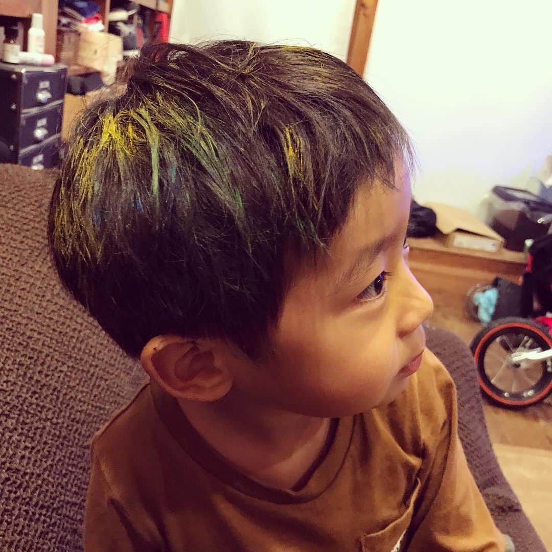 生尾佳子さんのインスタグラム写真 - (生尾佳子Instagram)「造形教室で髪の毛染めたらしい。 もっとカッコいいのがいいらしい。 jokerカラーだね。 毎回は辞めてね。 #男の子ママ  #自由人  #将来有望」10月29日 17時02分 - yotikoikuo