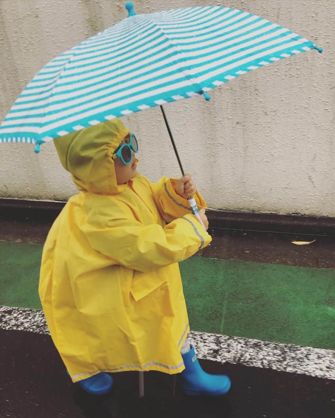 結花子さんのインスタグラム写真 - (結花子Instagram)「誰やねん👋笑 . . いつも抱っこ抱っこ〜の息子だが、、 雨の日に、 レインコート着て、長靴履いて、傘さしたら、よく歩く〜〜👏 素晴らしいくらいよく歩く👏 毎日この格好させようかしら。。 . #東京　#雨　 #レインコート  #長靴　#傘　#大好き #今日は　#サングラスも」10月29日 17時14分 - yukako_chupapi