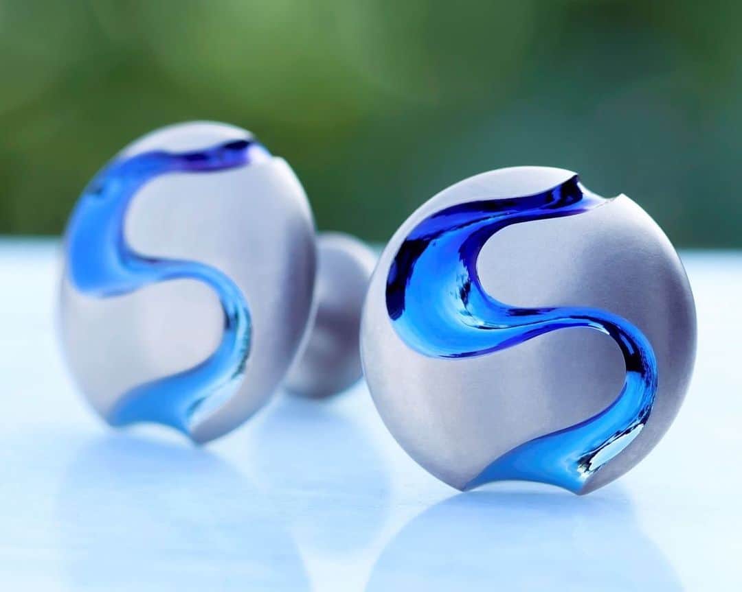 SORA ≪SORA表参道の公式アカウント≫のインスタグラム：「@sora_omotesando . 【CUFF LINKS-カフリンクス-】 ジルコニウムの塊から精密機器で削り出された 一体成型のカフリンクスは、 ボリュームがありながら とても軽いところがポイント。  色や仕上げを自由にカスタムできるので、 自分らしい特別なひとつを手にしませんか？ . --------------- ▽50種類のマークが無料フェアを開催中 https://www.sora-w.com/contents/event/enjoyyourmark/ ▽SORA公式サイトはTOPのURLからcheck * >>> @sora_omotesando . --------------- ぜひ『 #結婚指輪sora 』のハッシュタグで SORAの写真を投稿してくださいね＊* こちらのアカウントでリグラムさせていただきます♪ . #結婚指輪 #婚約指輪 #指輪 #表参道 #オーダーメイド #プレ花嫁 #ブライダル #ウェディング #手作り #彫金#bridal#wedding #bridalring #ring #tokyo #anniversary  #Jewelry #Marriage #記念日 #ソラ#グラデーション #カフスリンク #スーツ #ギフト #メンズギフト」