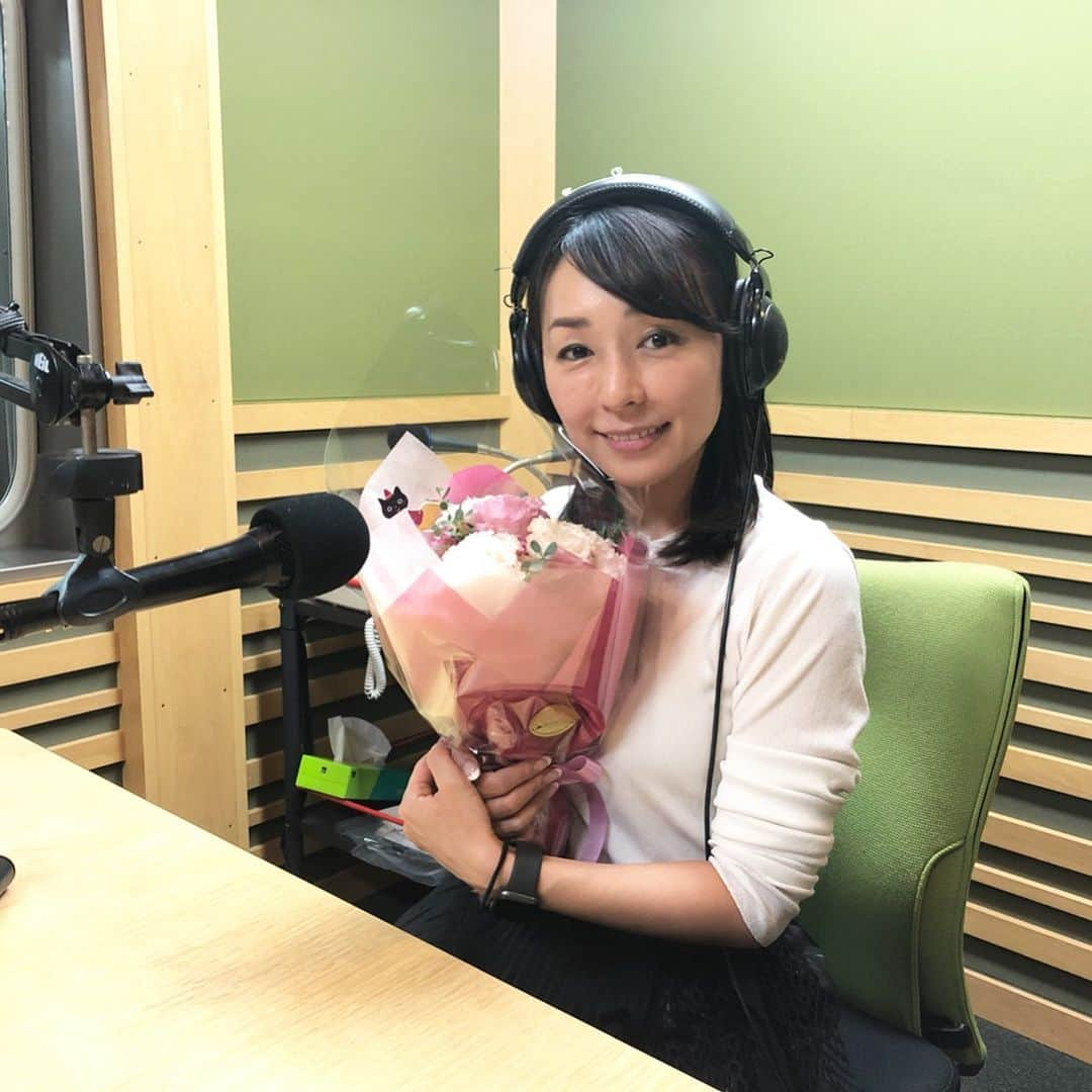 宮川美保のインスタグラム：「アットFM「もっと！わたしのすきなこと。」最終回でした。 いろんな人にお世話になるにも程がある。感謝。 新土居沙也加ちゃんと、名駅チケットの高野さんと。 radikoで今週末まで聴けます。本当に最後、さみしい。 #わたすき #アットfm #radiko」