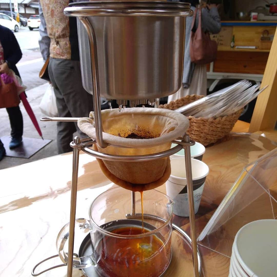 ASAFUKU(麻福)さんのインスタグラム写真 - (ASAFUKU(麻福)Instagram)「麻でつくったネルドリップコーヒー。先日19日のイベントで提供させていただきました。そのフィルターとなる布には麻（ヘンプ）を用いています。  コーヒーの香り、また、旨味となるのがコーヒー豆に含まれている油分。一般的な紙のフィルターだと、そのせっかくの油分が吸着されてしまいます。  またヘンプの大きな特徴は多孔質性。その繊維は、ナノレベルの小さい無数の穴で構成されています。  この麻素材の特性を活かしつつネルドリップコーヒーに合うよう生地を開発しました。香り・旨味の油分が小さな微粒子状になって液体に抽出されるイメージです。この油分のためにコーヒーが酸化されにくく、飲んでいるうちに苦くなってくる事もありません。  監修はネルドリップコーヒーの大御所といわれる珈琲美美の故・森光宗男さん、そして、この素敵なネルドリップ珈琲マシン「ねるっこ」の製造販売元となる富士珈機さん（珈琲焙煎機の最大手メーカー）です。  プロ御用達のネルドリップコーヒー器機として世界中で使用されています。1日30杯ほど毎日抽出しても2～3ヶ月使えます。ゴミも出ないエコな側面もポイントです。 "NERUCCO" the automatically nell-drpped-coffee euipment which brewed by hemp-flannel-fabrics.  #ネルドリップコーヒー #ネルドリップ珈琲 #ヘンプネル #琥珀色 #あさ福市 #伊勢外宮前 #伊勢麻福 #麻のある生活 #ヘンプ #hemp #asa #麻 #麻福 #asafuku」10月29日 17時16分 - asafukuhemp