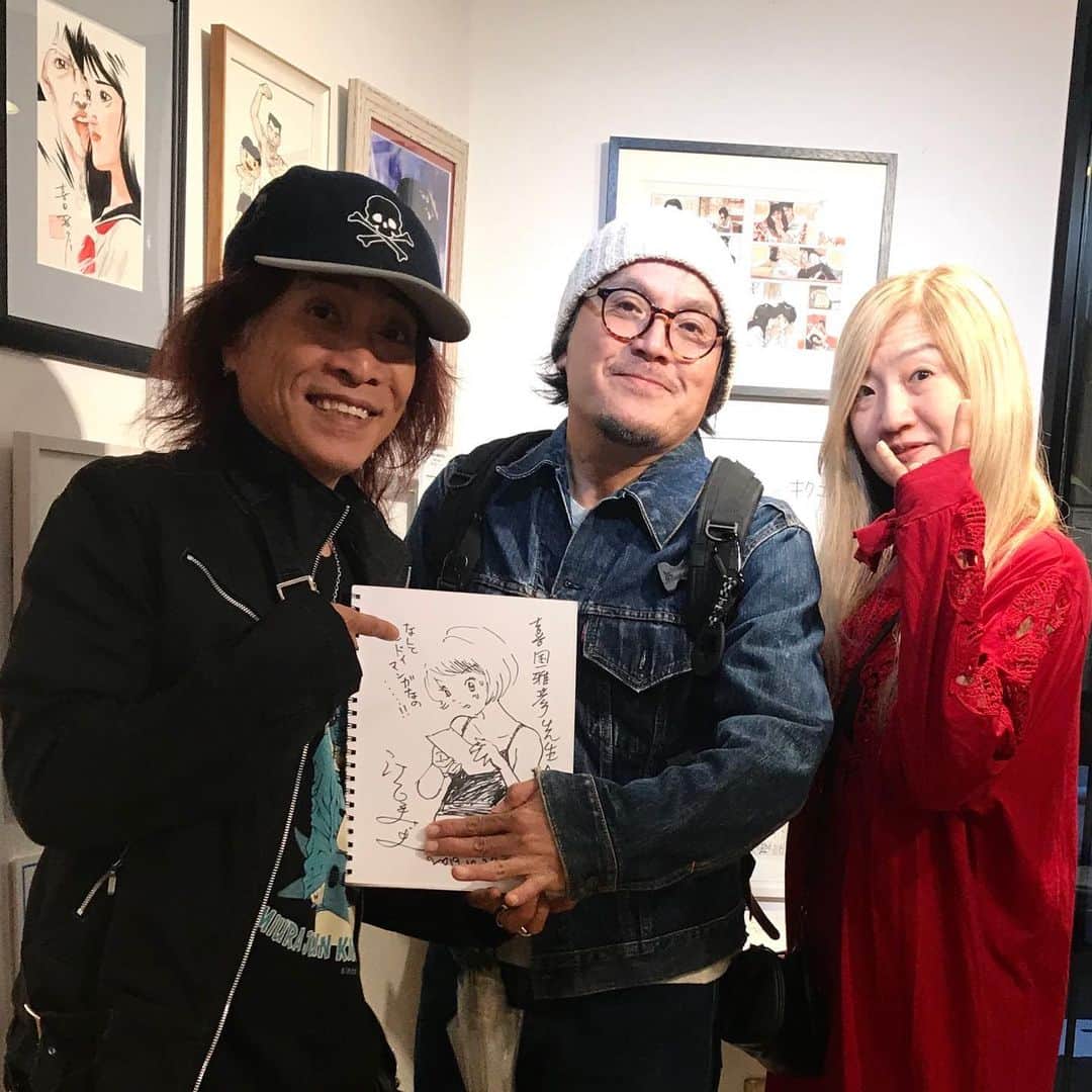 江口寿史さんのインスタグラム写真 - (江口寿史Instagram)「仕事がちょーーっとだけ片付いて、近所でやってる喜国雅彦先生の展示を見てきた。４コマ漫画を１本ずつ展示&バラ売りしている！売っているのは原画というモノでもあり、ネタでもあるという点で、これは展示としてかなり画期的なんじゃなかろうか。ホームセンターのワゴン商品みたいな並べ方もイイ。漫画狩りて笑。 アナログは強い。どんなにデジタルの世界が発達しようとね。人間がその手で描いて切って貼って作ったモノにはやはり如何ともし難い強さがあるよ。 吉祥寺リベストギャラリー創で明日までみたいです。是非！」10月29日 17時19分 - egutihisasi