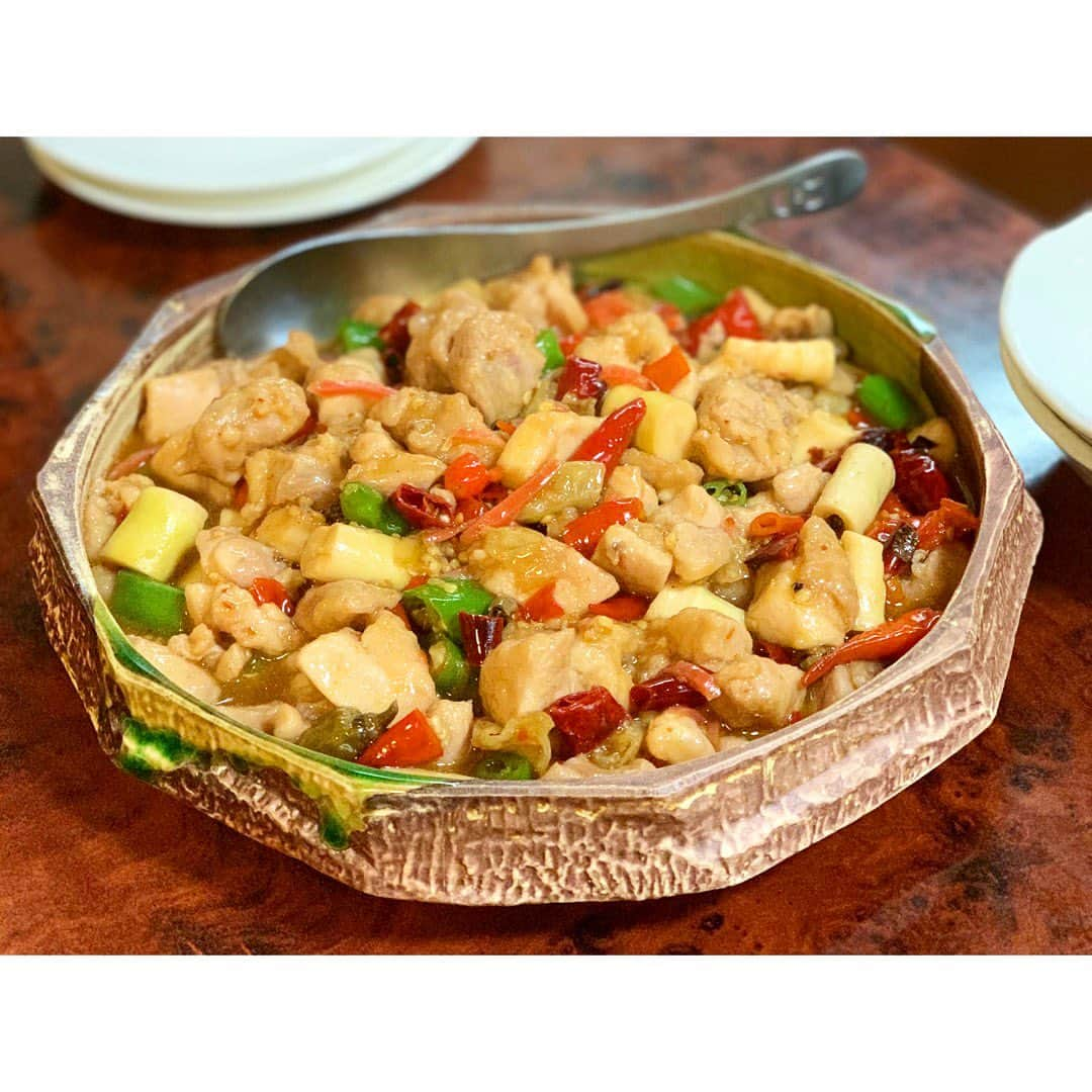 中田奈沙さんのインスタグラム写真 - (中田奈沙Instagram)「Szechuan cuisine in Akasaka🌶 年単位でずっと気になっていた 赤坂見附にある四川料理 《四川DINING 望蜀瀘》へ🤩✨ 唐辛子、山椒をはじめ様々な スパイスを使った料理たち。 とにかくほとんどの料理が 辛いし痺れる😍 久々に本当に辛い、でも本当に美味しい と思える料理ばかりでした🤤🤤🤤 ちなみに1番辛い（ダントツ）のは 見た目からは想像できない⑤です。 一緒に行った　@mariya_kuroda は ギブアップ気味🤣❤️ * #奈沙ログ #奈沙ログin赤坂 #奈沙ログin赤坂見附 * ⬅︎swipe⬅︎ ①よだれ鶏 ②砂肝の炒め ③麻辣ハチノス ④くらげ（箸休め） ⑤鳥と唐辛子の炒め（メニュー外） ⑥インゲン（箸休め） * * #szechuanfood #szechuancuisine #chinese #chinesefood #spicy #akasaka #akasakamitsuke #tokyo #foodie #foodgasm #instafood #foodstagram #foodporn #foodpic #四川DINING望蜀瀘 #望蜀瀘 #四川料理 #激辛 #赤坂見附 #中華 #中華料理 #辛い #激辛部 #グルメ #激ウマ #よだれ鶏 #麻辣」10月29日 17時21分 - nasa_nakada