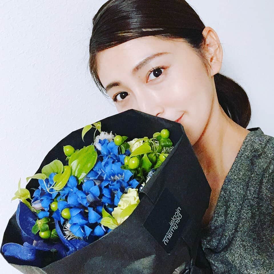 長谷部瞳のインスタグラム：「・ 撮影が終わったぞ！  お世話になった方々に、ニコライバーグマンの花束をいただきました。 大好きな青×白でますます幸せ💐  思いを具現化するのが私の仕事。 自分の力が誰かのお役に立てることが、まず嬉しいね♡ 早く皆さんにも見て欲しいです(^^) #オールアップ  #ニコライバーグマン  #お花の写真  #こちらこそ感謝」
