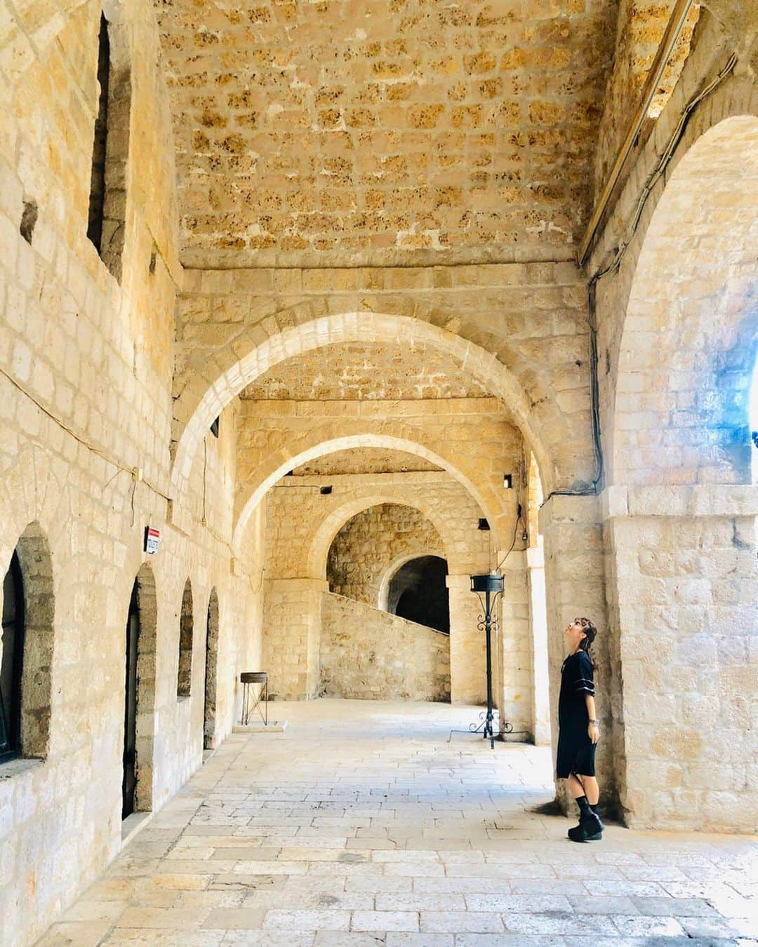 橋本真依さんのインスタグラム写真 - (橋本真依Instagram)「・﻿ 🇭🇷Croatia/#ドブロブニク﻿ #dubrovnik Day5💗観光最終日！﻿ ﻿ ドブロブニクは﻿ #ジブリ　の#魔女の宅急便　#紅の豚﻿ #ゲームオブスローンズ　のロケ地でもあります😊﻿ ﻿ ドブロブニクに来るまでのバス移動中﻿ 添乗員さんが30分くらい﻿ キリストとマリア様についてお話してくれました。﻿ ﻿ そのあたりの歴史や登場人物に詳しくない私は﻿ 耳がダンボ👂﻿ 「この話をするとよく眠って下さるんですよ〜」﻿ なんて添乗員さんはおっしゃってたけれど﻿ わたしは食い入るように聞き入りました。﻿ ﻿ だって本もなにも見ずに﻿ 年号や難しい歴史上の人物の名前をスラスラ〜っと﻿ おっしゃってるんだもん！﻿ 今まで受けてきた社会科や歴史の授業より﻿ ものすごく面白かった‼️😊👍﻿ ﻿ そしてその話をふまえての大聖堂へ。﻿ ステンドグラスは左から右へ見ていくとか﻿ この人物は裏切り者だからこう描かれているとか﻿ ふつうに見るよりも何十倍もの知識が入った上で﻿ 見学できました🌹﻿ ﻿ 色々なことを学べました✨﻿ ﻿ ﻿ ﻿ ﻿ ﻿ #女子力ねーさん#タビジョ#阪急交通#クロアチア#ヨーロッパ#旅好きな人と繋がりたい#大聖堂﻿ #キリスト#マリア様﻿ #happy#smile#love#peace#lucky#tbt#l4l#followme#followback#instagood#photooftheday#Halloween#Christian#Maria」10月29日 17時27分 - hashimotomai430