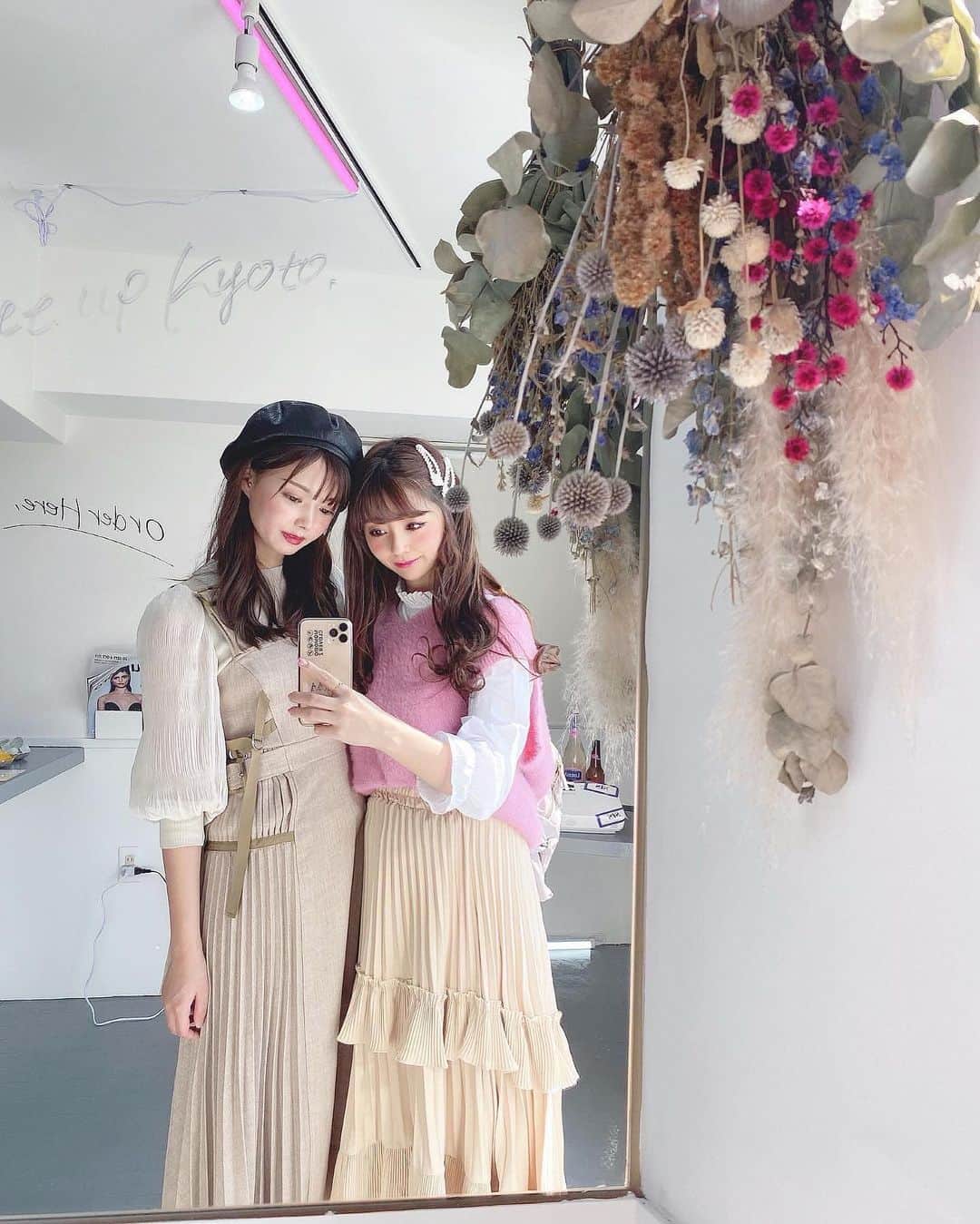 のインスタグラム：「❤︎ 関西２日目は京都〜🙋‍♀️💕 この日あっつすぎて 私服で大正解🙆‍♀️🙆‍♀️🙆‍♀️ . 行き当たりばったりで 決めたカフェ。 可愛くてそれも大正解🙆‍♀️ . 今日はありさちゃんの お誕生日🎂だから2人の写真🤳 . 会ってプレゼント渡せて 良かった✌️( ◠‿◠ )💗 . . #kyoto#kyotocafe#cafe#friend #京都#京都カフェ#カフェ巡り #お洒落カフェ#コーデ#京都旅行 #七条カフェ#祇園カフェ#japan」