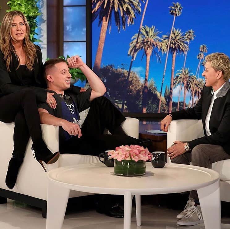 のインスタグラム：「【Charlie Puth】 チャーリー・プースがアメリカの大人気昼のトーク番組「The Ellen Degeneres Show/エレンの部屋」で新曲「マザー」を披露！ ✨ アップテンポなビートと彼の心地よい歌声が綺麗にミックスされた曲です！ ✨ なんと、世界的に人気のテレビドラマ『フレンズ』のレイチェル役で知られてる女優のジェニファー・アニストンもチャーリーの横に登場！ チャーリー は「この瞬間が仕事のピークです」と喜んでいました🤣  リンクはこちら👉 https://youtu.be/NouTYY2Mb-w  #charlieputh #mother #ellen #ellendegeneres #jenniferaniston #friends #チャーリープース #エレン #エレンの部屋 #フレンズ #ジェニファーアニストン #マザー #洋楽」