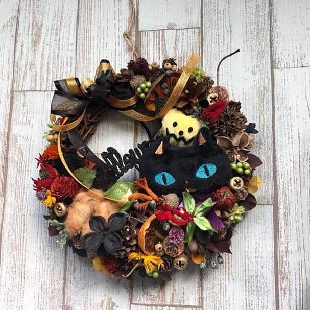 東京堂アーティフィシャルフラワーMAGIQのインスタグラム：「🎃MAGIQ キャンペーン🎃 【ハロウィンキャンペーン】 💫💫💫💫💫💫💫💫💫💫💫💫 👑【入賞】発表❗️👑 ✳️💫Congratulations🏆💫✳️ 🎊おめでとうございます🎉🎊 ・ Photo by  @fliflora_minne_ 👏👏👏 ・ 💫💫💫💫💫💫💫💫💫💫💫💫 素敵な写真タグ付けして、キャンペーンに投稿していただきありがとうございます🙇 ・ 素敵な写真を共有させて頂きます♪ ・ これからも @magiq.jp  をよろしくお願いいたします。 ・ 🔸🔸🔸🔸🔸🔸🔸🔸🔸🔸🔸🔸 【ハロウィンキャンペーン ご参加頂きました皆様】 キャンペーンへのご参加頂き、 誠にありがとうございました🙇‍♂️ ・ 今後も、キャンペーンは続きますので次回キャンペーンも参加よろしくお願い致します🙇‍♂️ ・ #MAGIQ#MAGIQのある暮らし#TOKYODO#東京堂#アーティフィシャルフラワー#アーティフィシャル#フラワー#アートフラワー#造花#花のある暮らし#花のある生活 #花好きな人と繋がりたい#フラワーデザイン#フラワーアレンジメント#フラワーアレンジ#アレンジメント#キャンペーン#ハロウィン#ハロウィンアレンジ#halloween#halloweenarrangment#artificialflower#artificial」