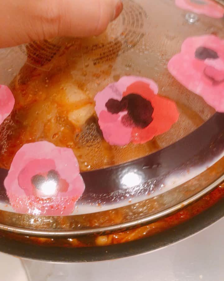 のインスタグラム：「寒くなってきたのでこの前久しぶりに大好きなキムチ鍋作った😋💓安定の4人分くらい🤣wしかしおいちー💕お鍋の季節ですねん☺️✨ #あいりんクッキング#鍋#お鍋#お鍋の季節#キムチ鍋#辛い#love#料理#手料理#自炊#クッキング#夜ご飯#晩ご飯#夕食#おうちごはん#自分ご飯#요리#作るの好き#自炊女子#食いしん坊#お腹ペコリン部 #cooking#delicious#yummy#followme#instadaily#instalike#pleaselike#pleasefollow」