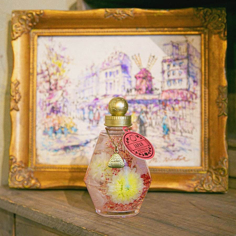 SuperGroupiesのインスタグラム：「『#ヘタリア World☆Stars』とのコラボハーバリウムが新登場!!🌸 ⠀ 8キャラクターをそれぞれイメージした こだわりPointにご注目！👀💕 ⠀ 花材以外にも イタリア🇮🇹モデルにはドライトマト🍅を、 アメリカ🇺🇸モデルには星💫のフレークを入れるなど キャラクターらしさが輝くアイテム。 ⠀ 瓶の外側には、オリジナルタグ🏷️や モチーフチャーム、タッセルをつけて より華やかさをプラスしました。 ⠀ お部屋のアクセントにぴったりなアイテムです♪ ⠀ ──────────────────────﻿ 🌏Today’s Item🌏 #Hetalia World☆Stars Collaboration Series #herbarium ( Italy, Germany, Japan, USA, UK, France, Russia, and China model ) ※掲載商品は受注生産です。 Available only for pre-orders now! ──────────────────────﻿ ⠀ ⠀ 実際の商品が気になる方は 本日のLive配信をぜひチェックしてください！✔️ ⠀⠀⠀⠀⠀⠀⠀ 詳細はこちら 👇👇👇 ⠀⠀⠀⠀⠀⠀⠀ ⠀⠀⠀⠀⠀⠀⠀ 📺Live配信のお知らせ📺 本日10/29（火）20:00〜Live配信します！🙌🏻 ⠀⠀⠀⠀⠀ ⠀⠀⠀⠀⠀ 今回のLive配信は・・・﻿ #ヘタリア special✨ ⠀⠀ 予約受付中の新商品や、 スタッフぴかちゃん＆へいりんの #アニメバウンド などを紹介予定💕 ⠀⠀⠀⠀⠀⠀⠀ ──────────────────────﻿ #アニメバウンド って何？🧐 アニメ、ゲームキャラクターの服装を連想させるコーディネートのこと！👗👠👜 ──────────────────────﻿ ⠀ ⠀⠀⠀⠀⠀⠀ 視聴者限定プレゼント🎁もありますよ！ ライブ配信を見てくれた方の中から抽選で﻿ ✅ロシア モデル / 腕時計（1名様） ✅日本 モデル / バッグ（1名様） を合計2名様にプレゼントいたします👏﻿⠀⠀ ⠀⠀⠀⠀⠀⠀⠀ 応募条件などの詳細は、 本日のLive配信でチェックしてください💨 ⠀⠀ ⠀」