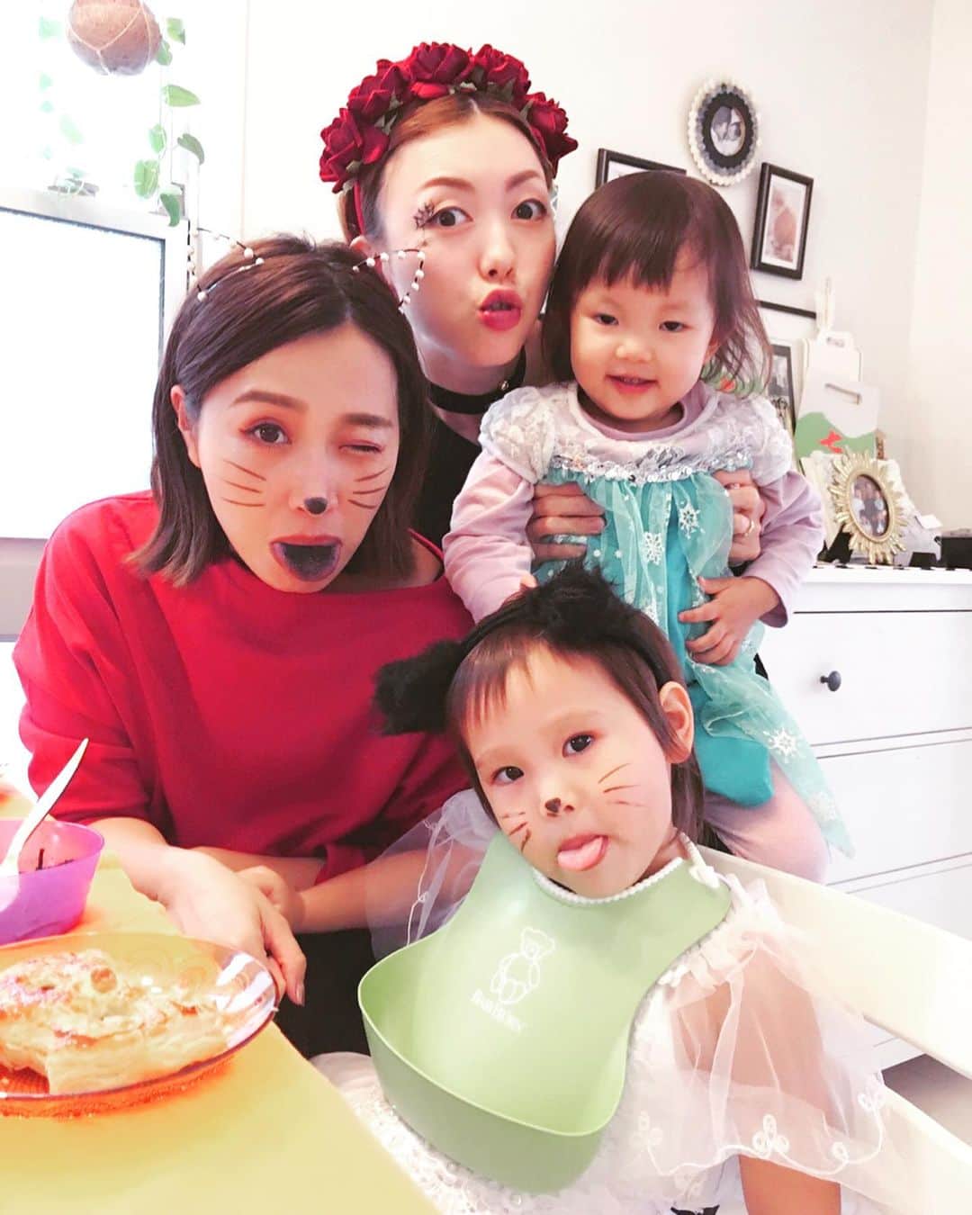 のインスタグラム：「#週末の記録﻿ ﻿ 大好きなご近所familyと恒例のハロウィン🎃﻿ ﻿ ﻿ 台風や体調で延期になって無事に開催💕﻿ ﻿ ﻿ 持ち寄りのパーティーメニューと﻿ #100均 の#セリア と#ダイソー で飾り付け✨﻿ ﻿ ﻿ うちはチビりん希望の﻿ ねこちゃんプリンセスで👸笑笑　﻿ ﻿ ﻿ 写真撮るよー🤳って言うと無表情顔だけど、﻿ 大好きな宝と遊んでるとめっちゃ笑顔だね🥰﻿ ﻿ (2枚目🔜3枚目をみるべし💕) ﻿ ﻿ ﻿ ﻿ ﻿ #ハロウィンパーティー #ハロウィンメニュー #うちはおばけサンドイッチとバックベアードスパゲティ🍝 #きおいちゃんのパンプキンパイ美味しかった #イロちゃんはエルサ #宝はマンマミーアのソフィーでデザイナーきおいちゃんの手作り衣装 ﻿ #水野祐香 #youtuber #model #director #editer #ワーキングママ #ママ  #アラフォー  #アラフォーモデル #39歳 #加齢に負けず華麗に生きる ﻿ #얼스타그램 #찍스타그램 #셀카  #셀프 #셀스타그램 ﻿ ﻿ ﻿」
