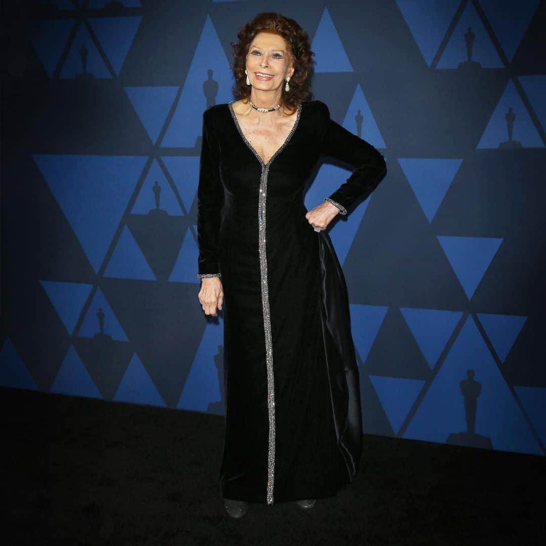 Armani Officialさんのインスタグラム写真 - (Armani OfficialInstagram)「Italian actress Sophia Loren wore a black velvet #GiorgioArmaniPrivé dress at the Governors Awards 2019 in Los Angeles. At the same event @taron.egerton wore a midnight blue #GiorgioArmani tuxedo. #ArmaniStars」10月29日 17時38分 - emporioarmani