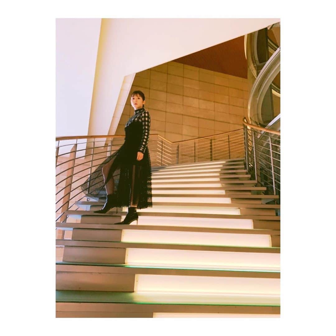 松岡茉優さんのインスタグラム写真 - (松岡茉優Instagram)「昨日は  東京国際映画祭に伺ってきました。  白石和彌監督「ひとよ」が特別招待作品としてよんで頂きました。  そしてちなみにJapan Nowでは 「蜜蜂と遠雷」も流して頂きます。  わたしとって大切な2本が どちらも選んで頂き本当に幸せです。  思い返せば3年前 初めて主演した「勝手にふるえてろ」が コンペティション部門に選ばれて 観客賞を受賞しました。  そこから海外の映画祭にも伺う機会を得て、公開してからもたくさんの方に観ていただくことができました。 本当に感謝しています。  東京国際映画祭さんがこれからも たくさんの映画とお客様が 繋がるきっかけになりますように。  #私は東京出身なので #思いもひとしお #最終日まで盛り上がりますように！」10月29日 17時39分 - mayu_matsuoka_koushiki