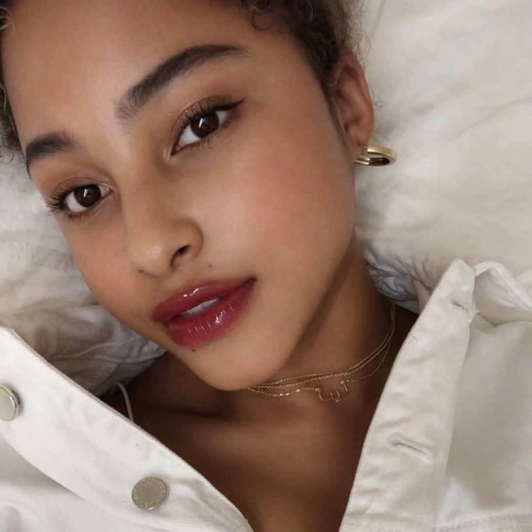ELLE girl JAPANさんのインスタグラム写真 - (ELLE girl JAPANInstagram)「UNIの愛用秋リップ💄 . みんなはこの秋、どんなリップをgetした？🌹コスメ好きのELLEgirl UNI creatorが愛用中の秋リップをご紹介！ . 💁🏻‍♀RINA( @rinahagai ) 💄ルージュ ピュールクチュール ヴェルニ ヴィニルクリーム 409番／ #イヴサンローラン ( @yslbeauty ) . 原宿の東急プラザで購入した「イヴ・サンローラン」のリップを愛用中👀 グロッシーな質感で唇をツヤツヤに見せてくれる上に、すごく発色がいい◎飲み物を飲んでも全然落ちない、色持ちの良さもお気に入りのポイント！ この秋はセクシーで大人っぽいファッションや、ドレッシーなスタイルに合わせて楽しみたいな💄👠 . . #ellegirl #ellegirluni #unilip #愛用リップ #リップメイク #リップ #秋コスメ #秋コスメ2019 #ブラウンリップ #赤リップ #ツヤ感 #グロス #ysl💄 #yslbeauty #ysl #イヴサンローランリップ #コスメ購入品 #コスメ好き #コスメ部 #コスメレポ #コスメ紹介 #ルージュピュールクチュールヴェルニ #リキッドルージュ」10月29日 17時50分 - ellegirl_jp