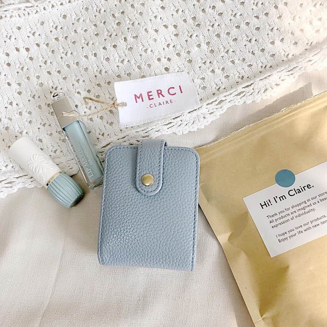 MERYさんのインスタグラム写真 - (MERYInstagram)「. リップは常に持ち歩きたいコスメの一つ。『claire（ @claire_.shop ）』では、リップ3本ほどがすっぽり入る牛革のマルチケースが人気。ボタンを開けるとミラーがついている機能性も抜群のアイテムです♡ . MERYでは他にも「かわいい」に近づくさまざまな情報を発信しています。 @mery.beauty コスメ・美容に特化した情報をお届け♡ @mery_spot 話題のカフェやお出かけスポットをご紹介！ こちらもぜひチェックしてみてください！ . . photo by @__nnm09 . #MERY #regram #photogenic #claireshop #claire #leather #blue #pink #brown #マルチケース #リップケース #ケース #インテリア雑貨 #お洒落雑貨 #雑貨 #海外インテリア #リップ #ミラー #化粧直し #牛革 #革 #レザー #ピンク #ブルー #ブラウン #置き画 #置き画倶楽部 #置き画クラブ #お洒落さんと繋がりたい #メリー」10月29日 18時00分 - mery.jp