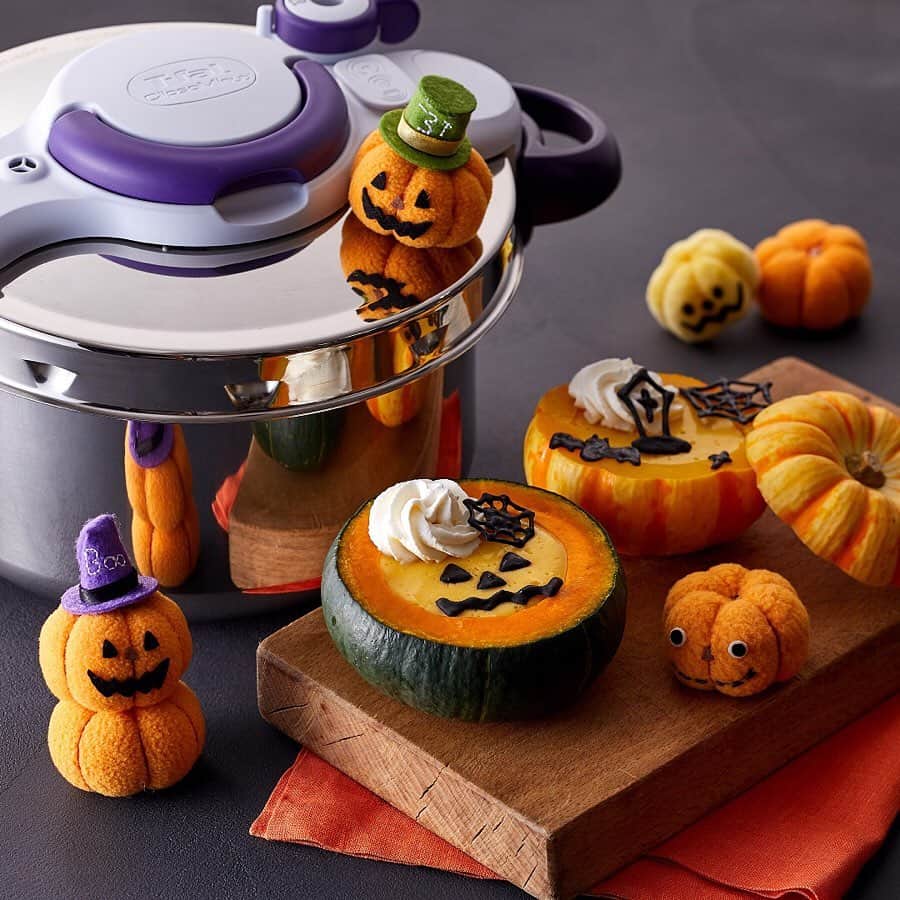 ティファールさんのインスタグラム写真 - (ティファールInstagram)「もうすぐハロウィンですね。 ハロウィンの主役といえば、やっぱりかぼちゃ。 . 器代わりにもなるミニサイズの坊ちゃんかぼちゃを使って、「丸ごとかぼちゃのプリン」を作りましょう！ パーティーで注目を集めること間違いなしです。 . 火の通る時間が異なるかぼちゃとプリン液ですが、圧力鍋のクリプソミニット パーフェクトを使えば、圧力調理時間5分で上手に作ることができます。 . チョコレートなどでデコレーションすればよりキュートになり、ハロウィン気分もアップしますよ♪ . *-*-*-*-*-*-*-*-*-*-*-*-*-*-*-*-*-*-*-*-*-*-*-* 丸ごとかぼちゃのプリンの作り方 . ＜材料（4人分）＞ 坊ちゃんかぼちゃ  2個 A　プリン液 卵  2個 牛乳  120ml（ココナッツミルクでも可） 砂糖  大さじ4 バニラビーンズ　適量 . ホイップクリーム、キャラメルソース  適宜 デコ用チョコペン 　適宜 . ＜作り方＞ １）かぼちゃを電子レンジ（600W）で1分40秒〜2分加熱し、かぼちゃのヘタから２cmぐらいのところに包丁を入れて切り落とす。かぼちゃの種とわたを取り除き、身の部分をくり抜く。（大さじ2〜3杯分程度） ２）Aに1でくり抜いた身を加え、なめらかになるまで混ぜ合わせる。 ３）1に2を流し込み、圧力鍋に市販の蒸しプレート（または平皿）をセットし、ふたをする。圧力がかかってから5分加熱し、火を止める。圧力が下がったら、ふたを開ける。 ４）お好みでホイップクリームやキャラメルソースをかけ、チョコペンでデコレーションをする。 . ※かぼちゃのサイズによってプリン液が足らない場合は、適宜増量する。その場合は、加熱時間も少し増やす。 ※かぼちゃ1個で作る場合は、材料を半量にし、圧力鍋クリプソミニット パーフェクトに付属している中かごを使用する。 ※かぼちゃのサイズによっては、3個同時に蒸すこともできます。 *-*-*-*-*-*-*-*-*-*-*-*-*-*-*-*-*-*-*-*-*-*-*-* . #ハロウィン #クリプソミニットパーフェクト #圧力鍋 #圧力なべ #圧力鍋デビュー #圧力調理 #時短 #料理好き #料理好きな人と繋がりたい #tfal #tfaljapan #ティファール #clubtfal #クラブティファール」10月29日 18時00分 - tfal_japan