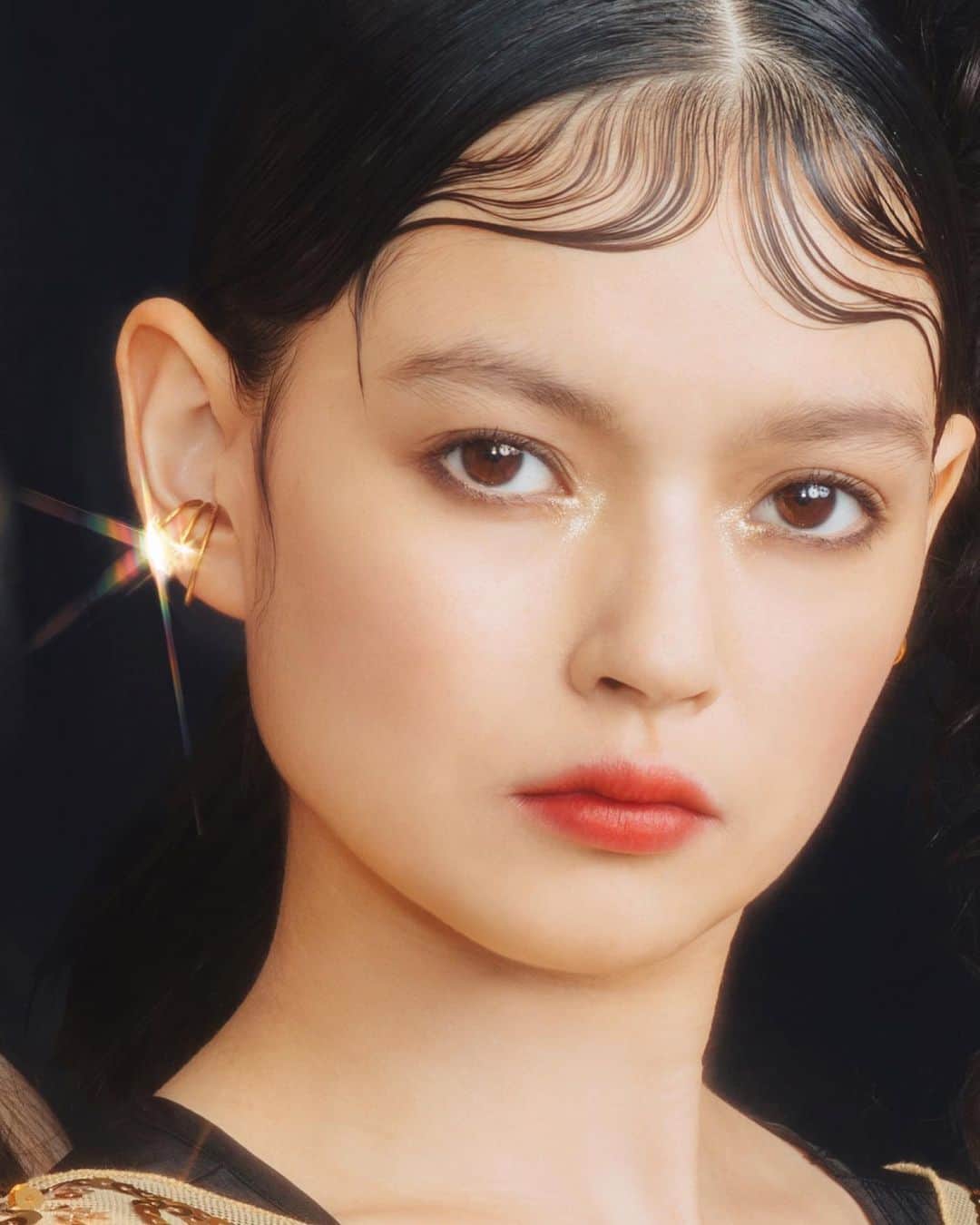 M∙A∙C Cosmetics Japanのインスタグラム：「ㅤ #MACクリスマスコフレ2019 を使ってホリデーメイク❄️ クールな中にもぬくもりを感じる目元には、目頭にアクセサリー感覚の煌めきを✨口元は肌の透明感を引き立てるレッドに染めて。 ㅤ Photo: @takaki_iwata Model: @natsuko93_official Makeup: @rumikoikedaharrismakeup @mac_ryoko Daiki Shimizu @macpro_tokyo Hair: @gxxxxxo Direction: @aiaizm ㅤ #MACHoliday ㅤ ㅤ ㅤ ㅤ ㅤ #MACCosmeticsJapan #MACコスメ #MACCosmetics #コスメ #メイク #ホリデー #コフレ #クリスマスコフレ #クリスマスコフレ2019 #ホリデーシーズン #クリスマスプレゼント #リップ #赤リップ #口紅 #ホリデーコフレ #コスメ購入品 #makeup #cosme #cosmetics #holiday #holidaymakeup #holidaycollection #holidays #holiday2019」