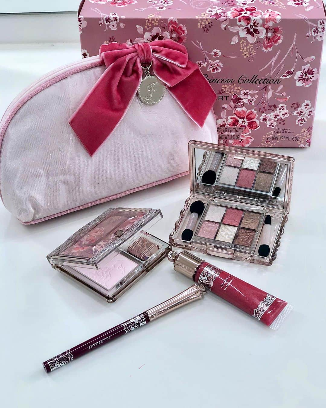 美舟さんのインスタグラム写真 - (美舟Instagram)「❤️Urban Princess❤️ HolidayCollection 1枚目　11月1日限定発売  #jillstuart #facepowder #eyecolourpallet  #eyeliner #lipgloss #pouch  2枚目　11月15日限定発売  #jillstuart #liquideyeshadow #lipcolour  #nail」10月29日 18時00分 - mifune2014