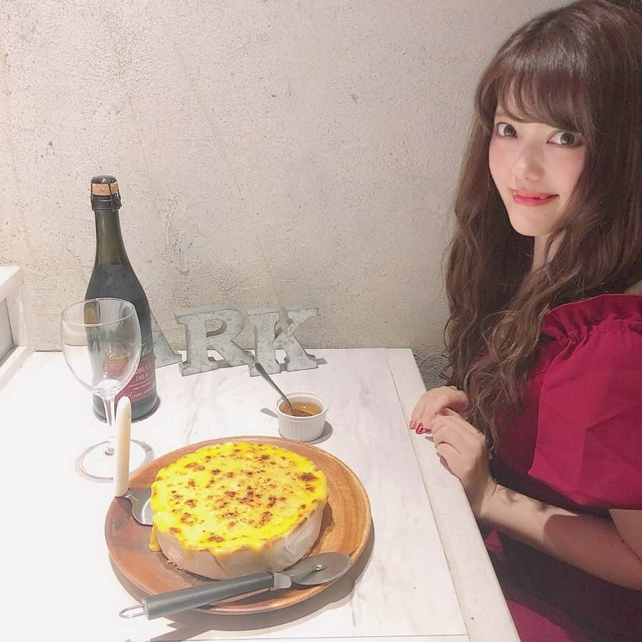 山田あかりさんのインスタグラム写真 - (山田あかりInstagram)「わたしの大好きな﻿ @meat_and_cheese_ark ♥️﻿ シカゴピザ食べるなら本気でここ！﻿ ﻿ 初めてシカゴピザ食べる人も﻿ 食べたことある人もここのシカゴピザぜひ食べてみて欲しい🥺♥️﻿ ﻿ この間は期間限定の﻿ パンプキンシカゴピザを﻿ えみちゃんと食べてきたよ(ﾉ´▽｀)ﾉ♪♥️﻿ ﻿ はちみつかけて食べるのがすっっごく美味しかった！！😭♥️﻿ ﻿ #パンプキンシカゴピザ #シカゴピザ #いいね #いいね返しは絶対 #좋아요반사 #좋아요태러 #인친황영 #チーズ #チーズ好き #チーズ大好き #チーズ好き #新宿 #ark #ark新宿 #チーズ好きにはたまらない #チーズ好きさんと繋がりたい #ピザ #新宿グルメ #新宿ディナー」10月29日 18時02分 - akari030201