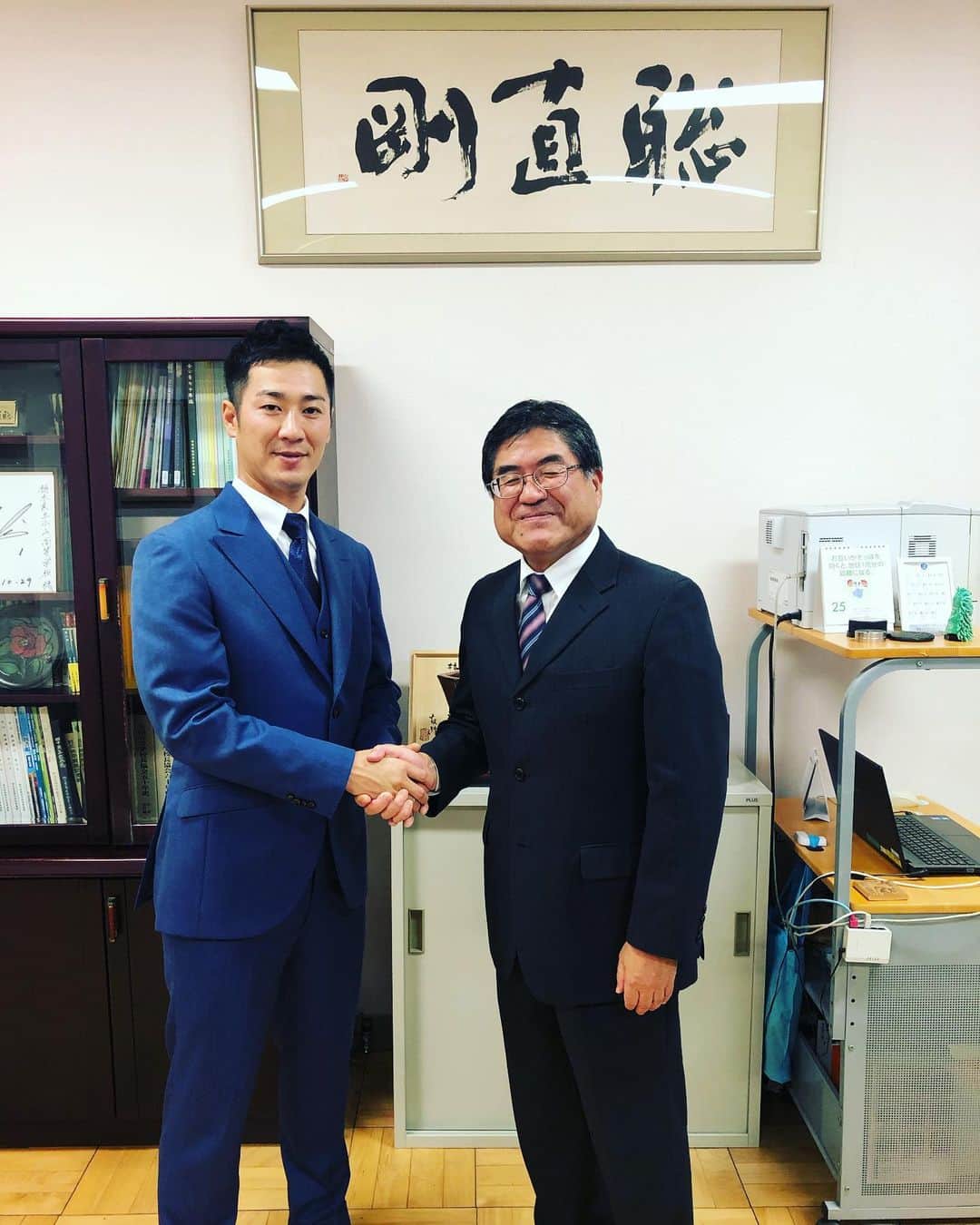 西岡剛のインスタグラム：「栃木県立小山高等学校に招かれました。 校長室の教訓には剛という字が入っておりました。  #西岡剛」