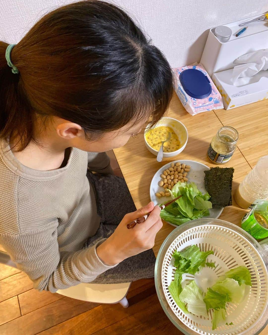 エハラマサヒロさんのインスタグラム写真 - (エハラマサヒロInstagram)「嫁さんの食事。海苔と豆と草と発酵豆。﻿ ﻿ #修行僧みたいでカッコいい﻿ #減量とかじゃなくてただ好きで食べてるらしくてカッコいい﻿ #ほぼ草食動物でカッコいい﻿ #机にあるウェットテッシュは赤ちゃんのお尻拭きと言う子持ちあるあるカッコいい﻿ #40代の時の志村けんさんばりに後ろの髪くくっててカッコいい﻿ @eharachizuru」10月29日 18時04分 - eharamasahiro