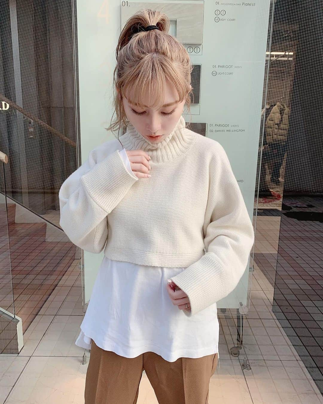 中野真理亜のインスタグラム：「. 昨日の私服ちゃん🐽 @cleo__store の ✔︎hight neck short knit メンズのロンtee合わせ . パンツは入荷予定ですん🤩 . 作業多いから最近ラーメンマンなりがち。」