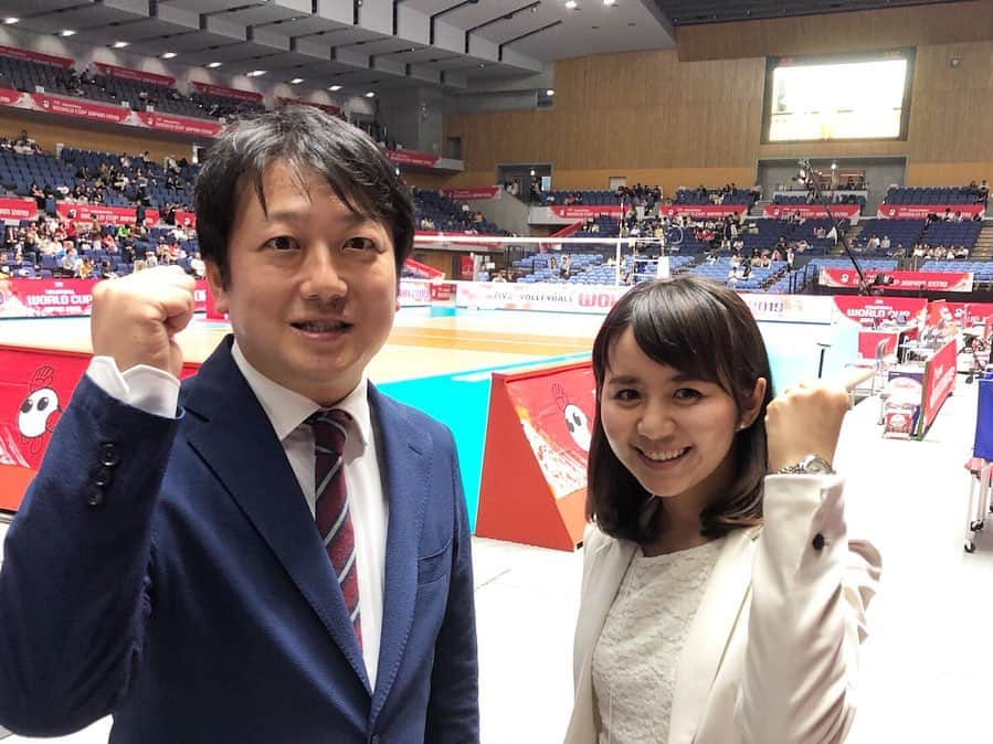 石野智子さんのインスタグラム写真 - (石野智子Instagram)「🏐 「アナ活！」#3 ・ 廣岡アナウンサーが実況をした日に #ワールドカップバレー の会場へ潜入！ 日本対ブラジルの試合をこの目で観て、 廣岡アナの実況を生で聞き、 そして、川合俊一さんにインタビュー…🥺✨ 私が撮った動画のピントが合っていない上に、 汗だくの“つるつる石野”まで出てきてしまいましたが… 貴重な時間をありがとうございました🙇‍♀️ ・ ・ #ワールドカップバレー2019 #札幌 #火の鳥NIPPON #バレーボール #きたえーる #gopro #goprohero5 #広角レンズ #密着取材 #uhb #北海道文化放送 #アナウンサー」10月29日 18時15分 - uhb_ishino