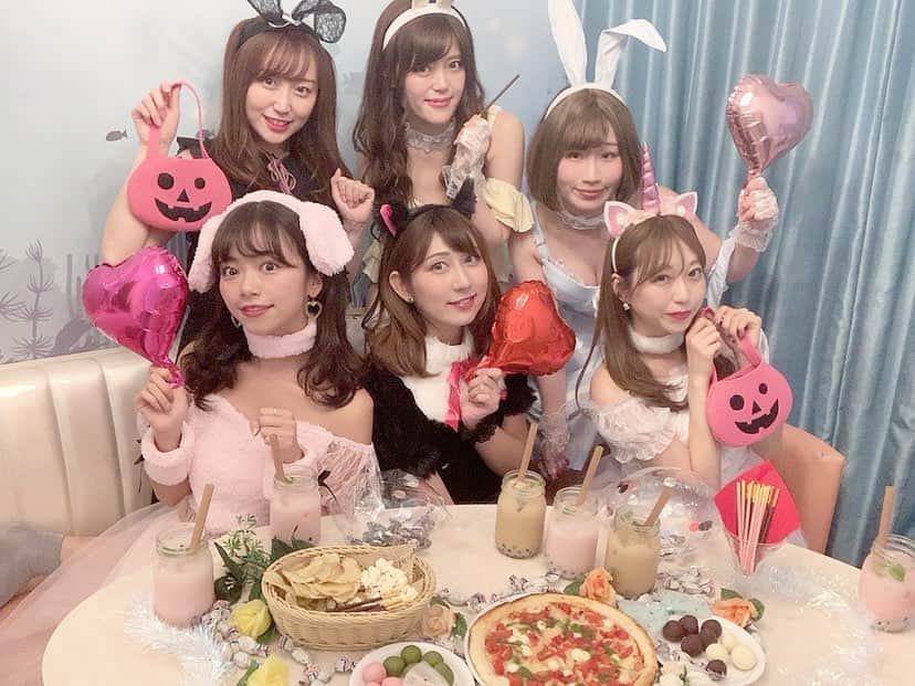 牧野桃美さんのインスタグラム写真 - (牧野桃美Instagram)「⠀ 昨日はわいわいハロウィン女子会したの🎃👻 仮装のテーマは『アニマル』💓 ⠀ みんな可愛いし、お部屋も可愛いしで本当楽しかった🥺💋 ハロウィンは何するのかな？☁️⠀ ⠀ ⠀ ⠀ ⠀ #ハロウィン#コスプレ#仮装#ハロウィン仮装#アニマルコスプレ#トイプードル#女子会#ビックエコー渋谷センター街本店#ハロウィンパーティー#ビジョビ」10月29日 18時09分 - momomi_makino