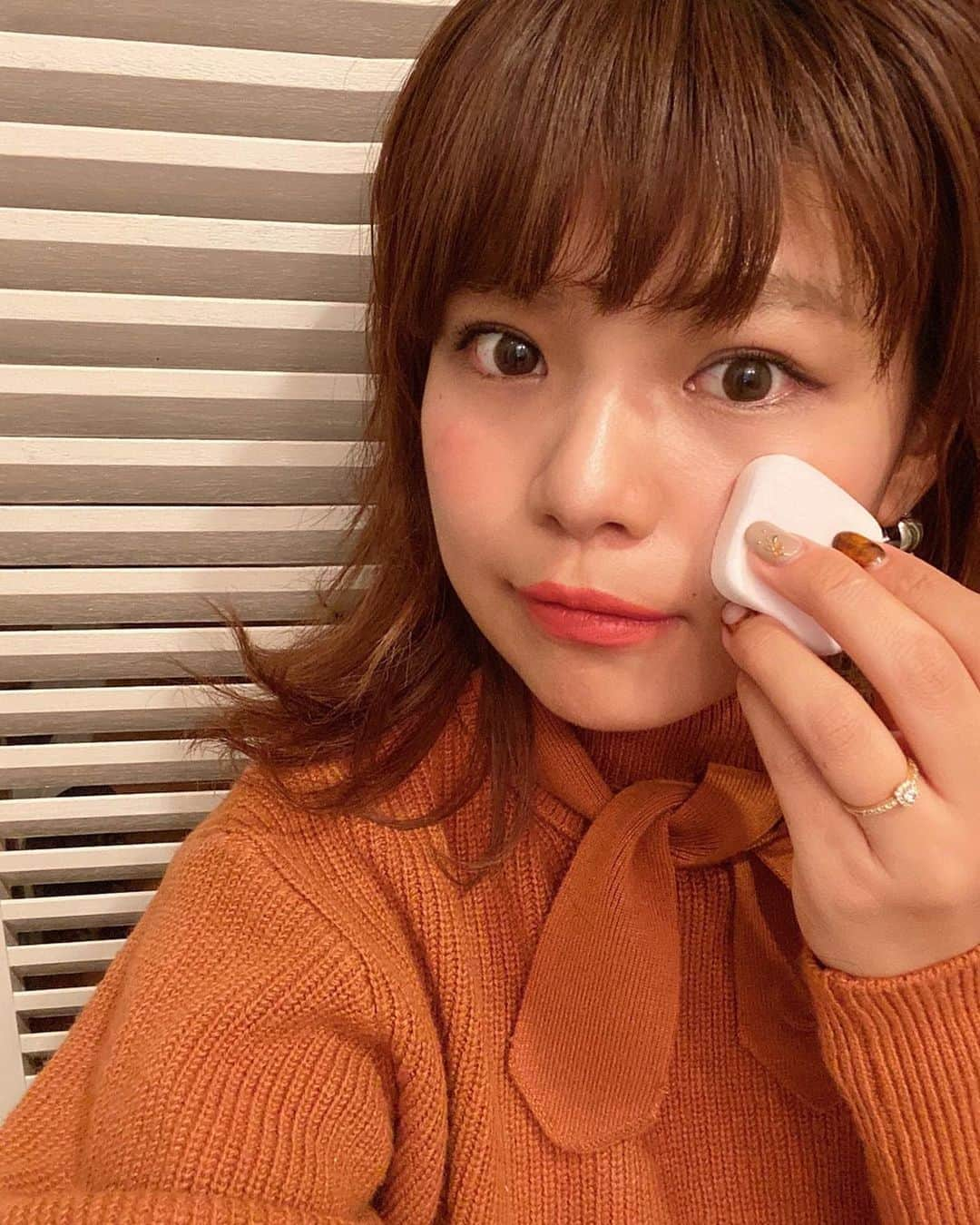 クロさんのインスタグラム写真 - (クロInstagram)「ツヤ肌好きにたまらない❗️❗️ 新発想✨ジェルおしろいのモイスチュアコートジェルが発売☺️🙌🏽 メイクの仕上げに使って、水分なんと…80%！！！すごくない😳！！？ 独自のウォーターフィルムって技術が水鏡のように光を反射させて、内側からツヤが溢れ出すような、ツルんとした肌に仕上げて、肌の水分の蒸発まで防いでくれる商品なんです🥺 これ、私が求めていたやつ👏🏽👏🏽 ファンデーションの後にパフにとって、少し手の甲で馴染ませて、お肌全体に乗せていきます！！ リキッドファンデのままではお化粧崩れが心配だし、フェイスパウダーによってツヤが消えてしまうのも寂しいし、これならみずみずしいツヤ肌が作れちゃう🙆🏽‍♀️ ほーーんと、これ、画期的！！ しっかりキープして、バリアして、理想のツヤ肌に出会えちゃいました☺️☺️☺️. . @covermark_jp #ジェルおしろい #カバーマーク #モイスチュアコートジェル #ツヤ肌メイク #ツヤ肌 #コスメ好きさんと繋がりたい #新作コスメ　 #Promotion」10月29日 18時11分 - kuro_risa