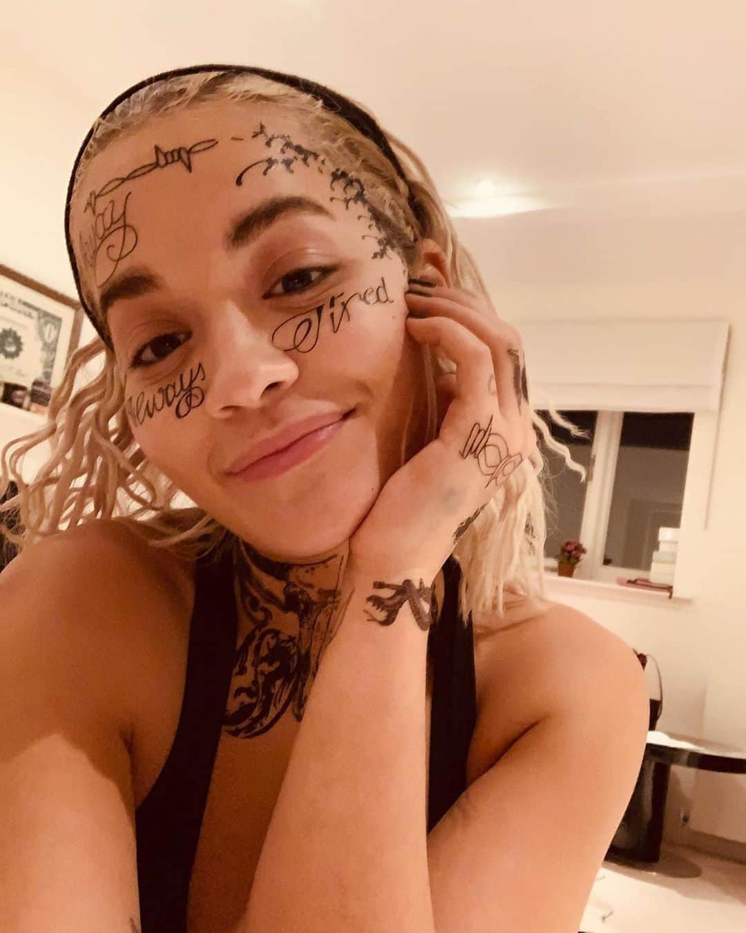 ワーナーミュージック・ジャパン洋楽さんのインスタグラム写真 - (ワーナーミュージック・ジャパン洋楽Instagram)「【Rita Ora】 去年ラッパーのポスト・マローンの仮装をしたリタ・オラ‼️ ✨ 顔のタトゥーからヒゲまで全て再現した、クオリティーの高い仮装を見せてくれたリタ🤣🧡 ✨ 「今年は誰になろう。。。？？」とコメントも🤔 今年はどんな仮装で驚かせてくれるでしょうか？！ #ritaora #postmalone #halloween #halloween2019 #リタオラ #ポストマローン #ハロウィン #仮装 #洋楽」10月29日 18時12分 - warnermusicjp_intl