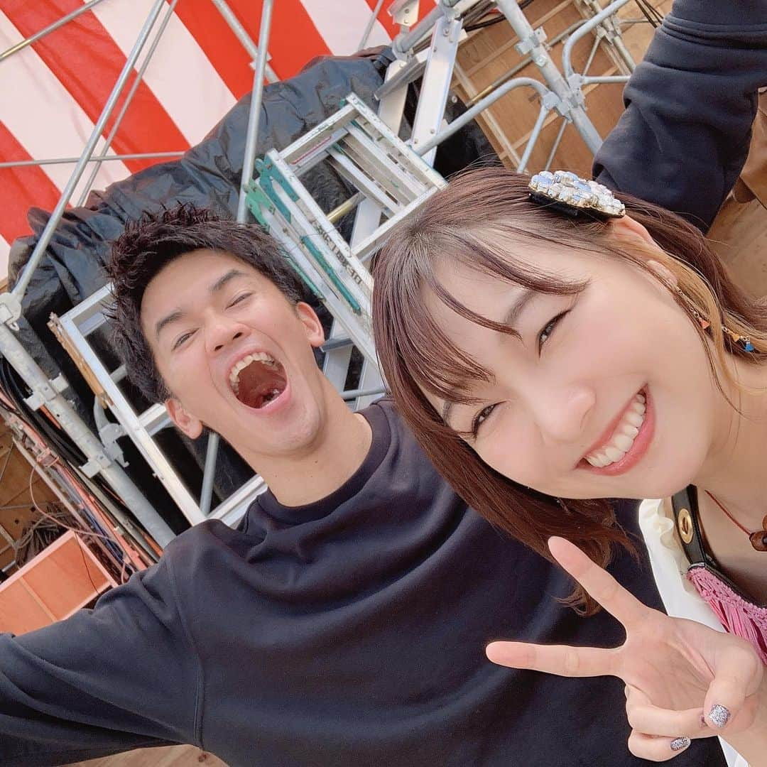 須田亜香里さんのインスタグラム写真 - (須田亜香里Instagram)「10月27日(日) #ふるさとイッチー祭 （放送は11月17日です！） ライブを楽しみにしてくれたり、観に来てくれたり、観たいと思ってくれたり、本当に皆様ありがとうございました！ そういう皆様一人一人に支えられてパワーをもらって私たちはステージの上でも、それ以外の場所でも想いに背中を押されながら全力で生きられていることを実感しました。 . ボイメンの皆さんの全力パフォーマンスも面白くて楽しくて、かと思ったら急にカッコよくて、ズルいよね〜 コラボ2年目ですが、裏側での姿勢や立ち振る舞いも含めてファンの皆様がファンでいる理由がとても分かります。 パレオはエメラルド覚えて踊ってくれたのも本当に嬉しかったなぁ。 とにかく熱量半端なかった。 SKEだけでは見せられなかった底力が出せたライブでした。 . 東海テレビさん、今年も貴重な機会をありがとうございました！ また次があれば、なごやめしのうたが歌いたいです！ #boysandmen #ske48 #コラボライブ . . 写真のおまけは ツイッターでも好評だったイッチー祭のバックヤードで会えた百獣の王ののどちん様の写真と いつも甘くて優しい世界の小沢様。 . . それから 過去に何度も共演させてもらっているつーじーがこの前DVDくれた時の動画があるのでファンの皆様、どうぞ🙇‍♀️ 載せるタイミング逃してた(笑) #ボイメン #辻本達規 #筋肉 #キレてるね」10月29日 18時25分 - akarisuda