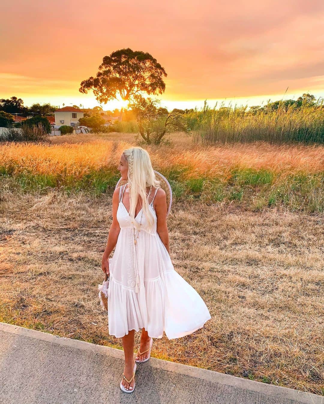 のインスタグラム：「Western Australia sunsets are still some of the best I’ve seen all around the world on my travels 🧡 . Wearing @raga_australia @shopraga and soaking in all this beauty 💫 . 📸 @bobbybense . #ragaaustralia #shopraga #raga #bohostyle #sunsetlovers #GLLSunsets #westernaustralia #fremantle #seeperth #seeaustralia #australia #style #fashion」