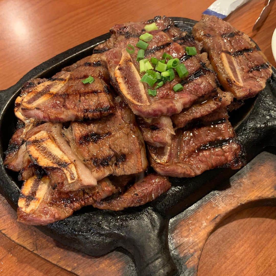 新原愛加さんのインスタグラム写真 - (新原愛加Instagram)「. おいしい冷麺で有名なお店 #ユッチャン #yuchun 🇰🇷 去年ハワイに行った時連れてきてもらって 本当おいしかったのでまた行きました❤︎ このカルビと一緒に食べるのが最高です。。」10月29日 18時25分 - niihara_mnk